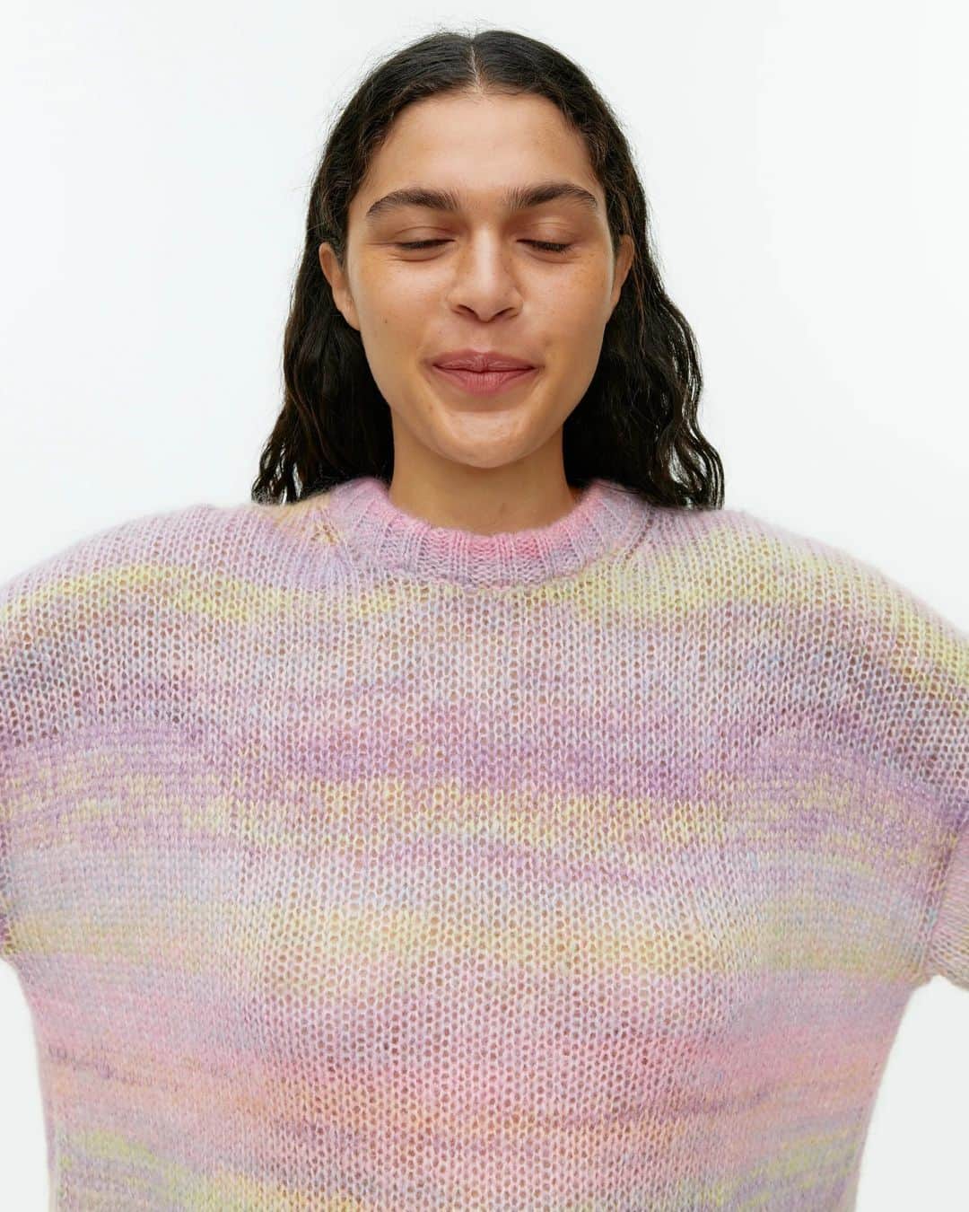 ARKETさんのインスタグラム写真 - (ARKETInstagram)「Ideal for cooler summer days and transitional weather, this loosely knit jumper in a soft mohair and wool blend is knit in a gauge that allows breathability and warmth. The multi-coloured yarn creates a unique pattern effect on each piece. The fit is designed to be relaxed; ribbed trims complete the style. Explore all of our newest arrivals: link in bio. - #ARKET」8月7日 0時00分 - arketofficial