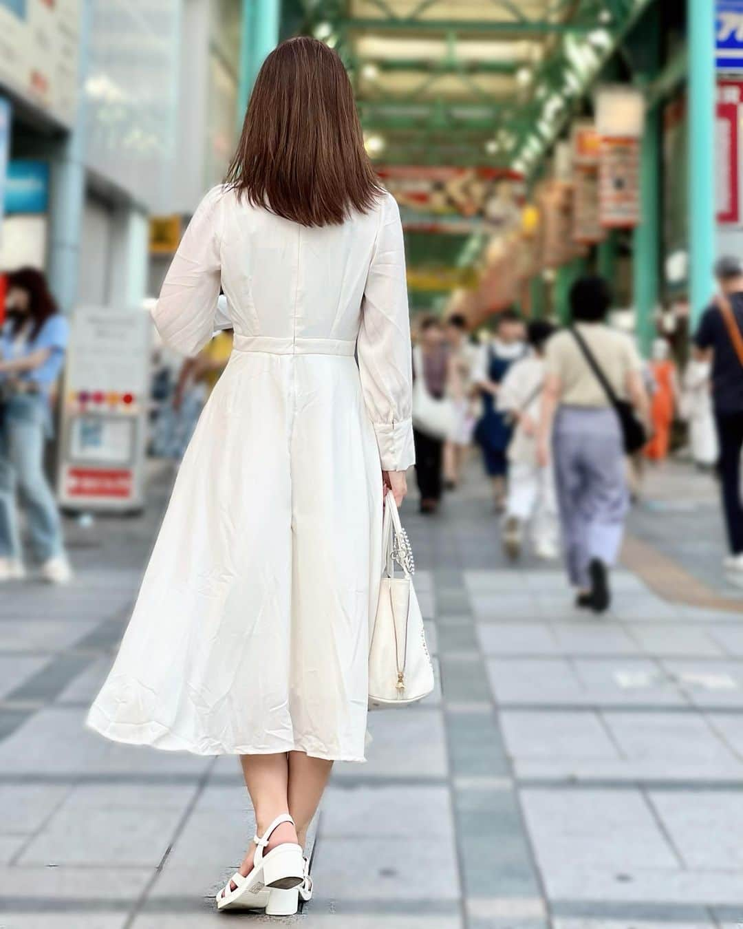 織田千穂さんのインスタグラム写真 - (織田千穂Instagram)「▶︎▶︎▶︎𝙎𝙃𝙀𝙄𝙉 今年も夏服いっぱい取り揃えてみました♡ その中で…DAZYコーデ特集💡 真っ白コーデ 夏にはありがたい薄手ワンピで 首元のリボンがポイント🎀 * ♦️ DAZY タイネック パフスリーブ ドレス SKU: sz2303224734662666 商品番号: 15377973 着用サイズ:Sサイズ ↓ ▶︎▶︎▶︎𝐹𝑜𝑙𝑙𝑙𝑜𝑤𝑒𝑟のみなさま限定♡ 🛑クーポンコード: LOVEDAZY286 (chihodaもまだ使えます👌🏻) 🛑割引率：購入金額 1～5,999円まではSALE価格より15%OFF 6,000円以上は20%OFFが適用されます。 🛑利用期限:本日〜9月30日 * 購入画面のクーポンコードに「chihoda」入れるだけで お得に買えるので活用してね♡ * σ(´∀`ме)▷▶▷身長💃𝟙𝟞𝟞㎝  @shein_japan @sheinofficial #SHEINforall  #SHEIN #SHEINpartner #ad #今日のコーデ #ootd #SHEIN購入品 #今日のコーデ #OOTD #購入品紹介 #dress #sheingals #クーポンコード #saveinstyle #SHEINコーデ #夏コーデ #夏服 #DAZY」8月7日 0時00分 - chihoda