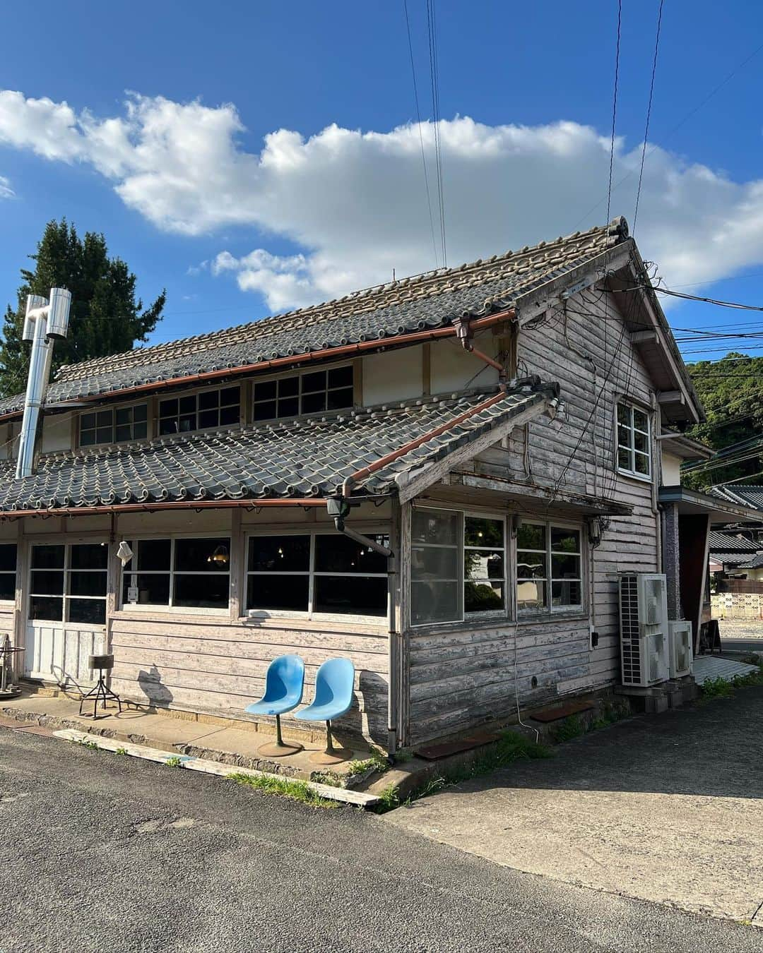 山田稔明さんのインスタグラム写真 - (山田稔明Instagram)「諫早から波佐見町、西の原へ。西の原は福幸製陶所跡地。現在は国の有形文化財の建物で、カフェ・レストランや雑貨店が並ぶエリア。冬にここでイベントのお誘いがあり下見と打ち合わせで立ち寄りました。猫がいて可愛かった。 #猫町旅日記」8月6日 23時54分 - toshiakiyamada