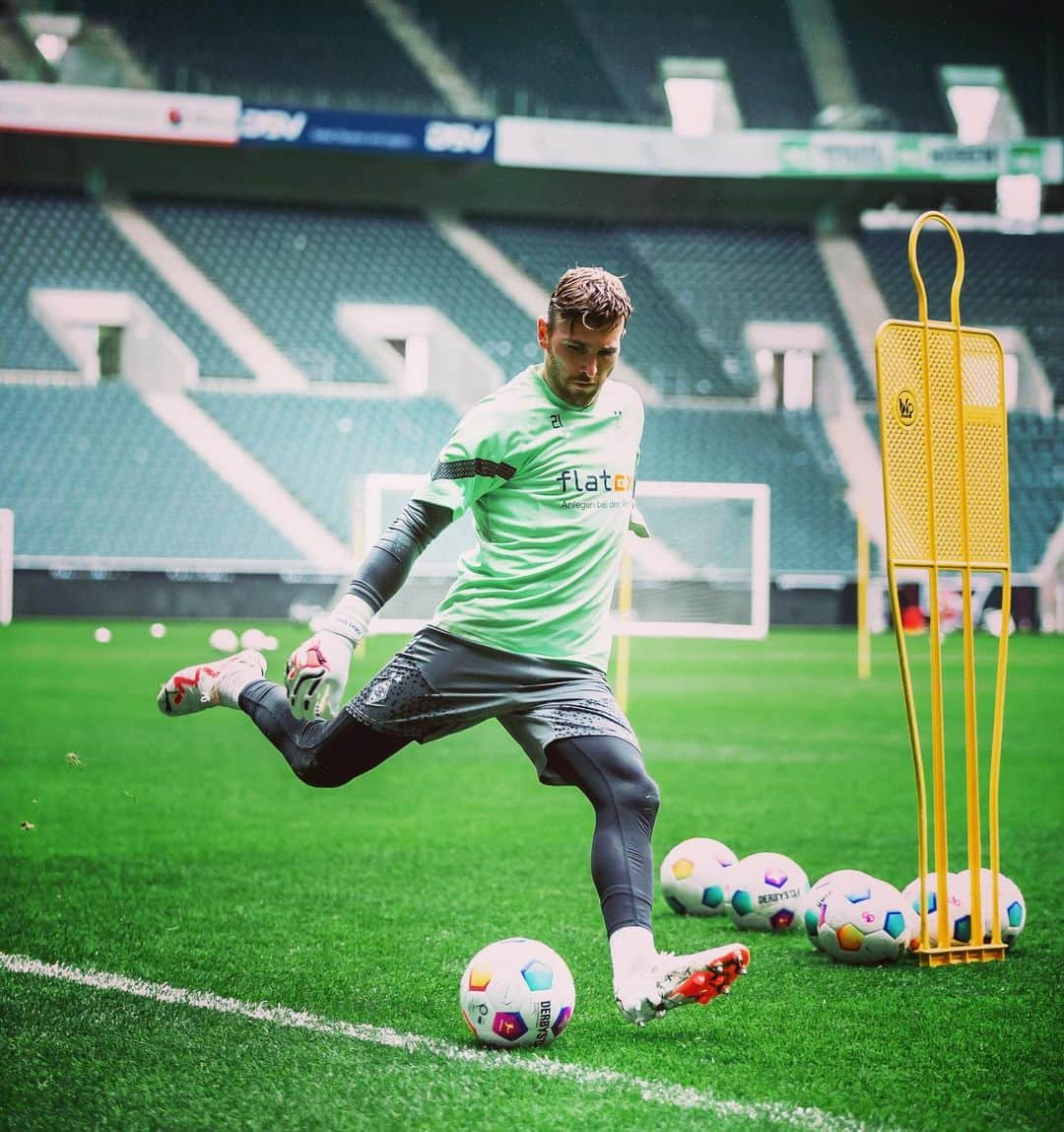 トビアス・ジッペルのインスタグラム：「⚽️👀 #immerweiter @borussia @pumafootball #bmg」