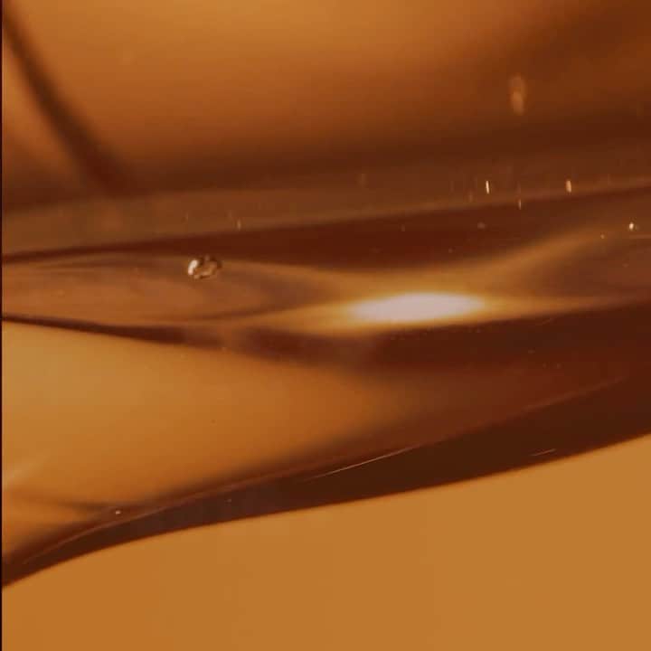ドゥラメールのインスタグラム：「La Mer’s signature Miracle Broth™ - a discovery from Max Huber’s laboratory - is at the heart of our NEW Resurfacing Treatment, renewing and restoring skin to bring exfoliation into balance. Not a secret ingredient, but one that gets you the best results.  Shop The Resurfacing Treatment and other Nordstrom Exclusives at the Nordstrom Anniversary Sale. #LaMer #LaMerSkincare #LaMerResurfacingTreatment」