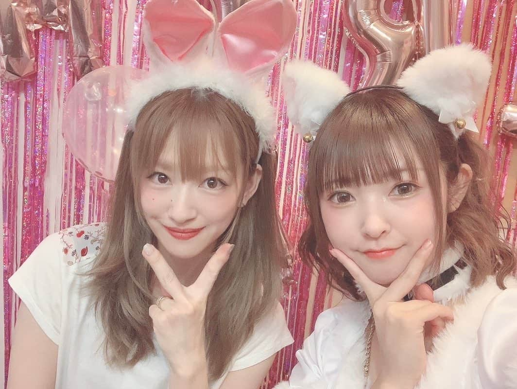 小野晴香さんのインスタグラム写真 - (小野晴香Instagram)「ゆいのBirthdayイベントだから と、 ちゃんとお耳を付けて挑んだわたしともえ🫶🐰 笑  それにしても3人の掛合いが毎度コントのようで... よく言われますが バランス良すぎやで 😏 やっぱホームだわ 昨日もあたたかい皆さんのおかげで最高空間でした まじで。😇  ちなみに ケーキの“15”は 15歳ってわけではなく わら SKE15周年 という意味だそう！ ステキや😌✨️  改めましてイベントありがとうございました！ おめでとゆい💋💘」8月7日 0時05分 - haaa_ho