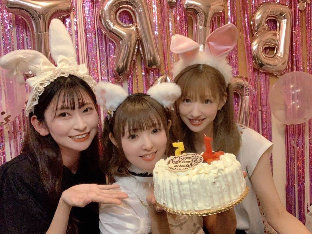 小野晴香のインスタグラム：「ゆいのBirthdayイベントだから と、 ちゃんとお耳を付けて挑んだわたしともえ🫶🐰 笑  それにしても3人の掛合いが毎度コントのようで... よく言われますが バランス良すぎやで 😏 やっぱホームだわ 昨日もあたたかい皆さんのおかげで最高空間でした まじで。😇  ちなみに ケーキの“15”は 15歳ってわけではなく わら SKE15周年 という意味だそう！ ステキや😌✨️  改めましてイベントありがとうございました！ おめでとゆい💋💘」