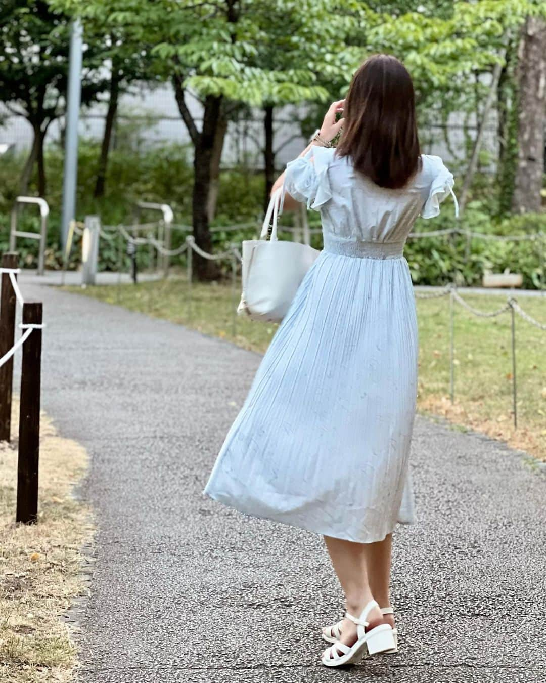 織田千穂さんのインスタグラム写真 - (織田千穂Instagram)「▶︎▶︎▶︎𝙎𝙃𝙀𝙄𝙉 今年も夏服いっぱい取り揃えてみました♡ その中で…DAZYコーデ特集💡 涼しげ水色コーデ🩵 袖の部分が流行りのやつで可愛い！ * ♦️DAZY フリルトリム パフスリーブ ボタンフロント ドレス SKU: sz2304206902488233 商品番号: 17510164 着用サイズ:Sサイズ ↓ ▶︎▶︎▶︎𝐹𝑜𝑙𝑙𝑙𝑜𝑤𝑒𝑟のみなさま限定♡ 🛑クーポンコード: LOVEDAZY286 (chihodaもまだ使えます👌🏻) 🛑割引率：購入金額 1～5,999円まではSALE価格より15%OFF 6,000円以上は20%OFFが適用されます。 🛑利用期限:本日〜9月30日 * 購入画面のクーポンコードに「chihoda」入れるだけで お得に買えるので活用してね♡ * σ(´∀`ме)▷▶▷身長💃𝟙𝟞𝟞㎝  @shein_japan @sheinofficial #SHEINforall  #SHEIN #SHEINpartner #ad #今日のコーデ #ootd #SHEIN購入品 #今日のコーデ #OOTD #購入品紹介 #dress #sheingals #クーポンコード #saveinstyle #SHEINコーデ #夏コーデ #夏服 #DAZY」8月7日 0時14分 - chihoda