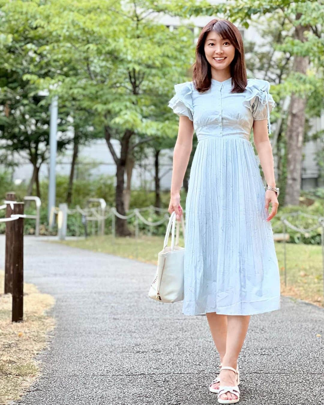 のインスタグラム：「▶︎▶︎▶︎𝙎𝙃𝙀𝙄𝙉 今年も夏服いっぱい取り揃えてみました♡ その中で…DAZYコーデ特集💡 涼しげ水色コーデ🩵 袖の部分が流行りのやつで可愛い！ * ♦️DAZY フリルトリム パフスリーブ ボタンフロント ドレス SKU: sz2304206902488233 商品番号: 17510164 着用サイズ:Sサイズ ↓ ▶︎▶︎▶︎𝐹𝑜𝑙𝑙𝑙𝑜𝑤𝑒𝑟のみなさま限定♡ 🛑クーポンコード: LOVEDAZY286 (chihodaもまだ使えます👌🏻) 🛑割引率：購入金額 1～5,999円まではSALE価格より15%OFF 6,000円以上は20%OFFが適用されます。 🛑利用期限:本日〜9月30日 * 購入画面のクーポンコードに「chihoda」入れるだけで お得に買えるので活用してね♡ * σ(´∀`ме)▷▶▷身長💃𝟙𝟞𝟞㎝  @shein_japan @sheinofficial #SHEINforall  #SHEIN #SHEINpartner #ad #今日のコーデ #ootd #SHEIN購入品 #今日のコーデ #OOTD #購入品紹介 #dress #sheingals #クーポンコード #saveinstyle #SHEINコーデ #夏コーデ #夏服 #DAZY」