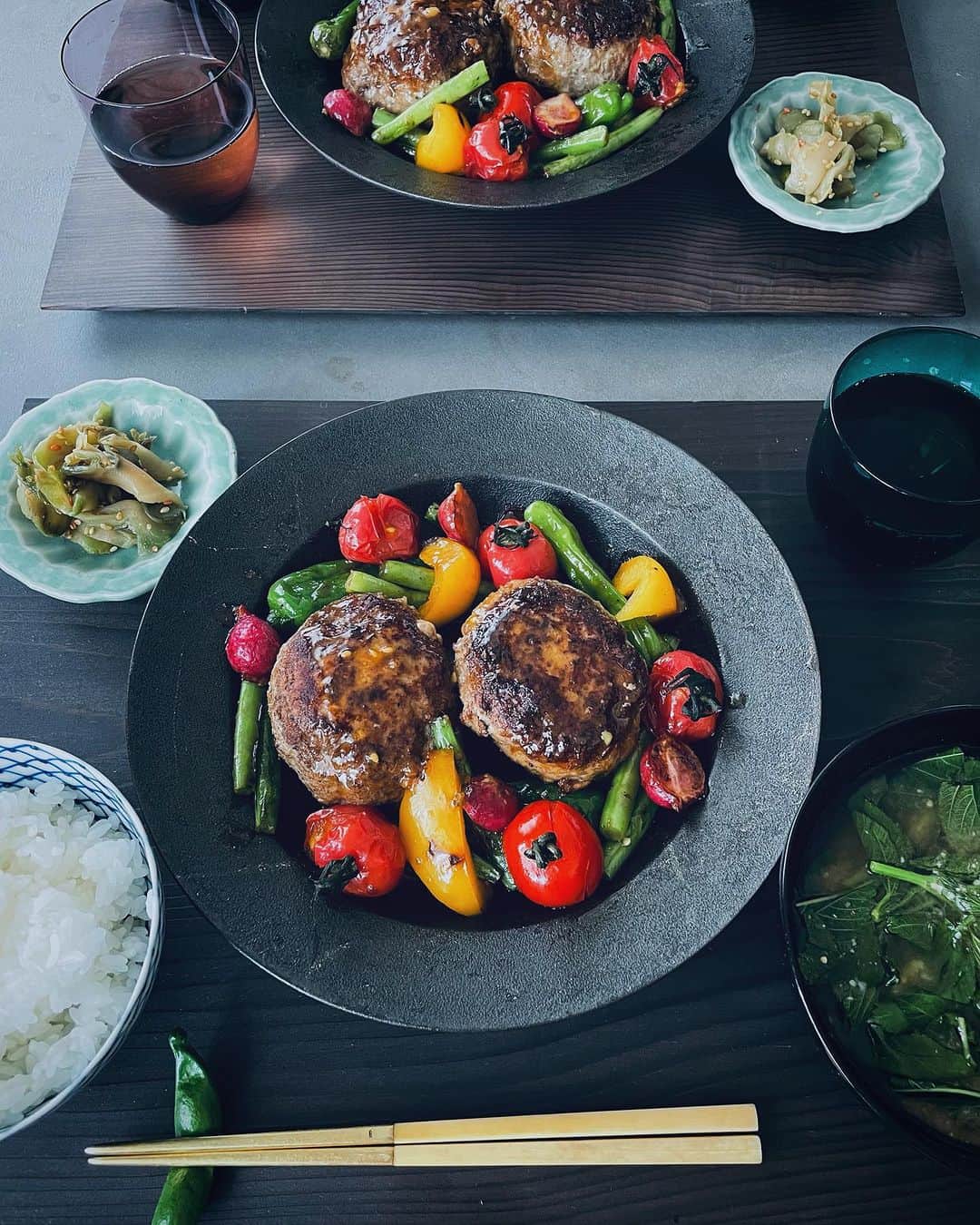 真藤舞衣子のインスタグラム：「そういえばハンバーグを最近作ってないという話をしていて、それはなぜかというと夜にハンバーグを作ってしまうとそれで完結してしまうから。どうしてもあれやこれやつまみたくなって飲んでしまう。それならお昼だったらと思うと大抵魚かお野菜中心になってしまう。  でもやっぱり話してると無性に食べたくなって冷凍庫にあるお肉をミンチにして隠し味はヨーグルトと発酵ブイヨン、これが良い仕事してくれるのです。これを蒸し焼きして お野菜もあるものなんでも添えて、白米にモロヘイヤの御御御付け、ふーみんママの搾菜でいただきます🙏 ボリュームあるけどお野菜もたっぷりで満足満足😋  #ハンバーグ　#発酵美人になりませう #発酵ブイヨン　#ヨーグルト」