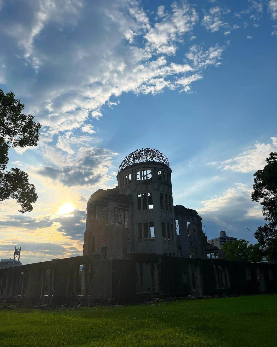 下條ユリさんのインスタグラム写真 - (下條ユリInstagram)「#原爆の日　 August 6th 1945  8:15 AM  U.S. dropped the first atomic bomb code-named “Little Boy” on Hiroshima. Three days later, on Aug 9th, another Atomic bomb was dropped on Nagasaki.  I was diagnosed with cancer. It was fortunate to be found at the earliest stage. My life was saved. Cancer gifted me a new life. I promised myself to visit Hiroshima next time in Japan.   For the first half of this trip, I visited my family roots. The second half was about friendship, the connection between people and nature, and the consciousness expanding from the earth to the cosmic. In between, I visited Hiroshima and spent the whole day at the Peace Memorial Museum. Having been given life again, I thought it was most meaningful to burn into my eyes how humans could ever possibly act in hell under the name of War and how important the dignity of peace is engraved in my heart.  Peace on Earth, August 6, 2023 August 9, 2023  8月6日広島の日。 8月9日長崎の日。  幸いにも健康診断で癌の早期発見ができたわたしは、最新医療を受けて完治し、再び命を与えてもらいました。そして、帰国したらぜったいに広島を訪れようと思っていました。  旅の前半は、自分の家族とルーツを訪ねました。そして後半は、友情、人と自然との繋がり、地球から宇宙へと意識が広がった旅でした。その途中に広島に一泊し、原爆記念館でまる一日を過ごしました。人間が、戦争という名のもとに犯した地獄。その記録を目に焼きつけ、平和の尊厳を心に刻めたことは、何よりも意味のあることでした。  地球に平和を、黙祷。 2023年8月6日、8月9日  #AtomicBomb  #PeaceOnEarth  #地球に平和を」8月7日 0時23分 - yurishimojo