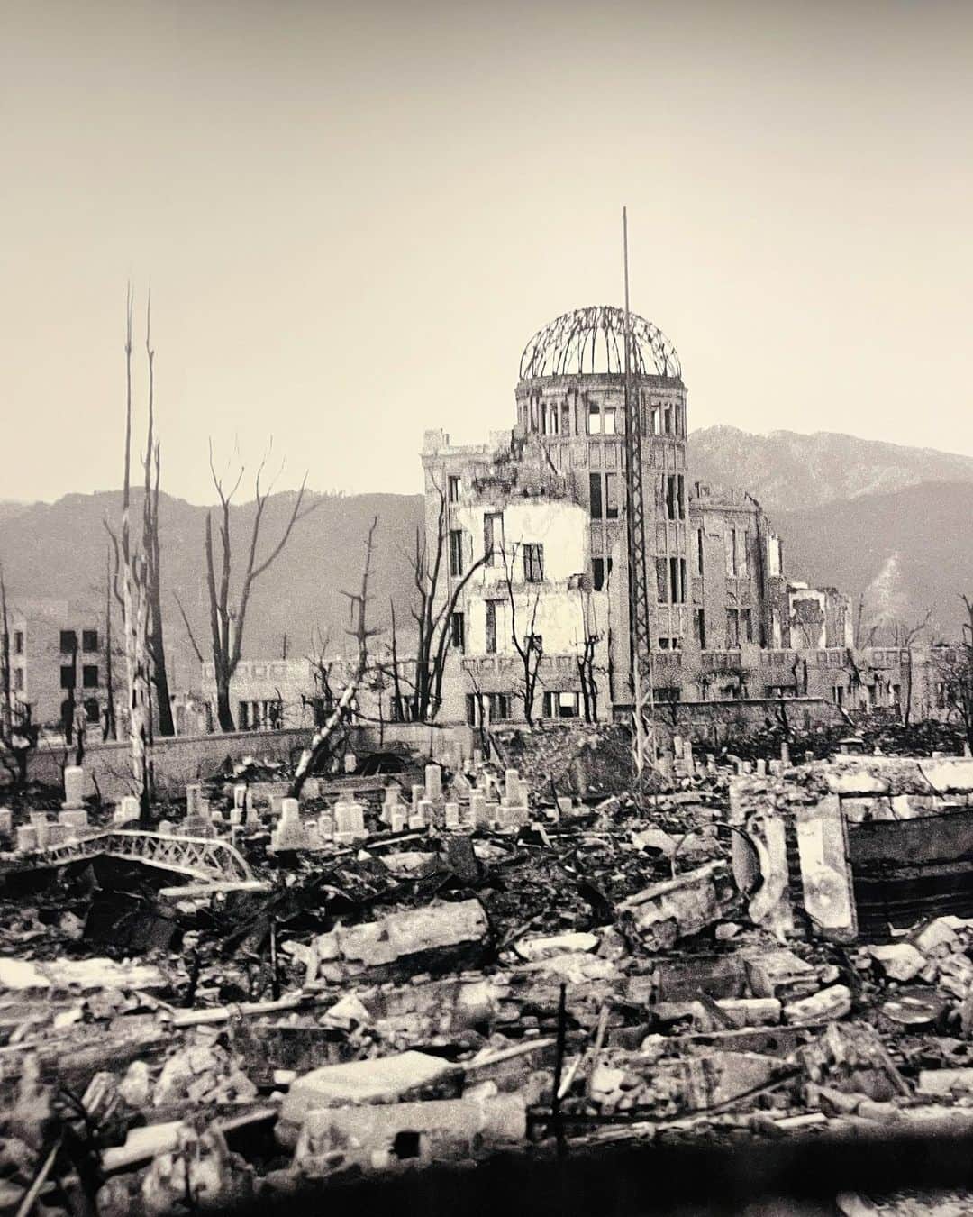 下條ユリさんのインスタグラム写真 - (下條ユリInstagram)「#原爆の日　 August 6th 1945  8:15 AM  U.S. dropped the first atomic bomb code-named “Little Boy” on Hiroshima. Three days later, on Aug 9th, another Atomic bomb was dropped on Nagasaki.  I was diagnosed with cancer. It was fortunate to be found at the earliest stage. My life was saved. Cancer gifted me a new life. I promised myself to visit Hiroshima next time in Japan.   For the first half of this trip, I visited my family roots. The second half was about friendship, the connection between people and nature, and the consciousness expanding from the earth to the cosmic. In between, I visited Hiroshima and spent the whole day at the Peace Memorial Museum. Having been given life again, I thought it was most meaningful to burn into my eyes how humans could ever possibly act in hell under the name of War and how important the dignity of peace is engraved in my heart.  Peace on Earth, August 6, 2023 August 9, 2023  8月6日広島の日。 8月9日長崎の日。  幸いにも健康診断で癌の早期発見ができたわたしは、最新医療を受けて完治し、再び命を与えてもらいました。そして、帰国したらぜったいに広島を訪れようと思っていました。  旅の前半は、自分の家族とルーツを訪ねました。そして後半は、友情、人と自然との繋がり、地球から宇宙へと意識が広がった旅でした。その途中に広島に一泊し、原爆記念館でまる一日を過ごしました。人間が、戦争という名のもとに犯した地獄。その記録を目に焼きつけ、平和の尊厳を心に刻めたことは、何よりも意味のあることでした。  地球に平和を、黙祷。 2023年8月6日、8月9日  #AtomicBomb  #PeaceOnEarth  #地球に平和を」8月7日 0時23分 - yurishimojo