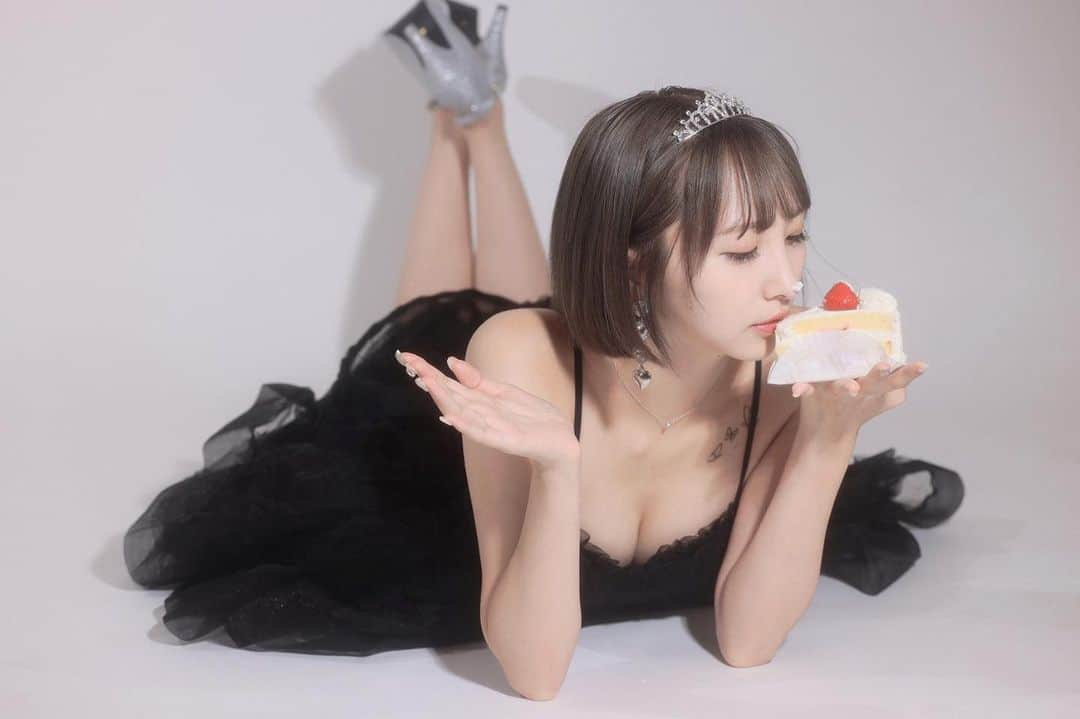 安藤笑のインスタグラム：「28th Birthday🎂 愛に溢れる大人でいたいです♡ 大好きなみんなを幸せにする天才になれるように これからも精進します♡ どうぞよろしくお願いします🐈‍⬛」