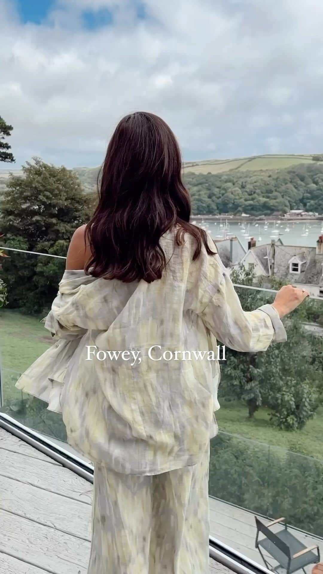 ルーシー・メックレンバーグのインスタグラム：「Making memories in Fowey, Cornwall 🥰🏖🐚  I’m so sad it’s taken me 31 years to visit Cornwall!  We decided to fly as I was a little anxious about the drive and it was such a great decision. The flight was 1 hour & it got Roman so excited for his holiday ✈️ We stayed at @foweyhall which was a 35min taxi from Newquay airport.   The hotel is a 5min walk to Fowey town which is beautiful. Full of Independent bakeries, boutiques & restaurants.   We were a 10min walk to Ready money beach. Which is an idyllic little beach cove with a small shop that sells all your beach day essentials. ice cream, buckets & spades, drinks & Cornish pasties of course! 🪣🍦  On the second day we got a 15min taxi to the Eden project which was such a lovely day out. You can definitely stay a full day there. There’s also an Incredible zip line for any adrenaline junkies!  Our hotel @foweyhall is part of the @luxuryfamilyhotels so was ideal for families.  The kids went to ‘The Den’ crèche each morning at 10-11.30am meaning me and Ryan got to have a lovely long coastal walk, coffee, a mooch around the shops or a massage at the hotels newly renovated spa.  Everyday the hotel had a full itinerary of activities available for kids to get involved in, There was 2 games rooms, a cinema room and books & toys all around the hotel. Roman & Lilah’s favourite though was probably the hotels 2 adorable bunnies 🐰  We had the best time and will 100% be returning next year 👏  Im happy to answer any questions you have in the comments below.⬇️」