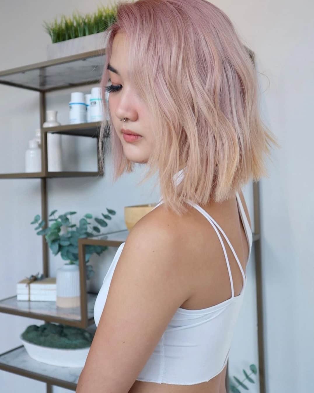 CosmoProf Beautyさんのインスタグラム写真 - (CosmoProf BeautyInstagram)「Going from dark to light pink with @sunglimhair who used @WellaHair 9/16+10/34+ /65 @schwarzkopfpro and @olaplex to create this dramatic dark to light pink look.  Swipe to see the before!  #CosmoProf #WellaHairColor #HairTransformation #PinkHair #SchwarzkopfUSA #DarkHair」8月7日 0時30分 - cosmoprofbeauty