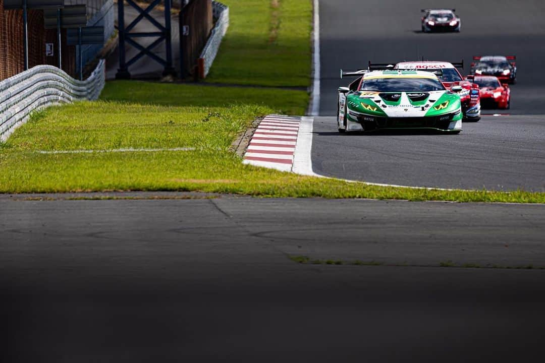 松浦孝亮さんのインスタグラム写真 - (松浦孝亮Instagram)「Super GT Rd.4 富士 予選　P9 決勝　P16  前回の鈴鹿での大クラッシュで、#87号車は全損してしまいました。 チームは懸命な復旧作業、ランボルギーニ本社との連携で#88号車用にHuracan Evo2を用意してくれ、我々#87号車は旧#88号車を使わせてもらう事で、今回のレースに間に合わせる事ができました。  予選は、Q1は坂口選手は担当し、クリア。 Q2は私が走り、P9。 あとコンマ2秒でP3になれるほどタイム差は少なく激戦の予選でした。  決勝 P9からスタートしたが、ストレートスピードに苦しむHuracan EVOはなかなかポジションを上げられず、ウェット→ドライ→ウェット→ドライとコンディションが刻々と変化する状況を味方にできず、P16でレースを終えました。 ドライでも、ウェットでも単独のペースは良いが、バトルとなるとスピードの遅さが効き、辛いレースになってしまいました。  まず、今回のレースに間に合わせてくれた則竹監督含めチームの皆んなに感謝したいです。 次期にEvo2に変わっていく我々#87号車ですが、BOPが若干ストレートスピードに厳しくされている事が辛いですが、残りのレースも全力で頑張ります。  #supergt #lamborghinihuracan #lamborghinihuracangt3  #jloc #yokohamatire」8月7日 0時30分 - ko_matsuura