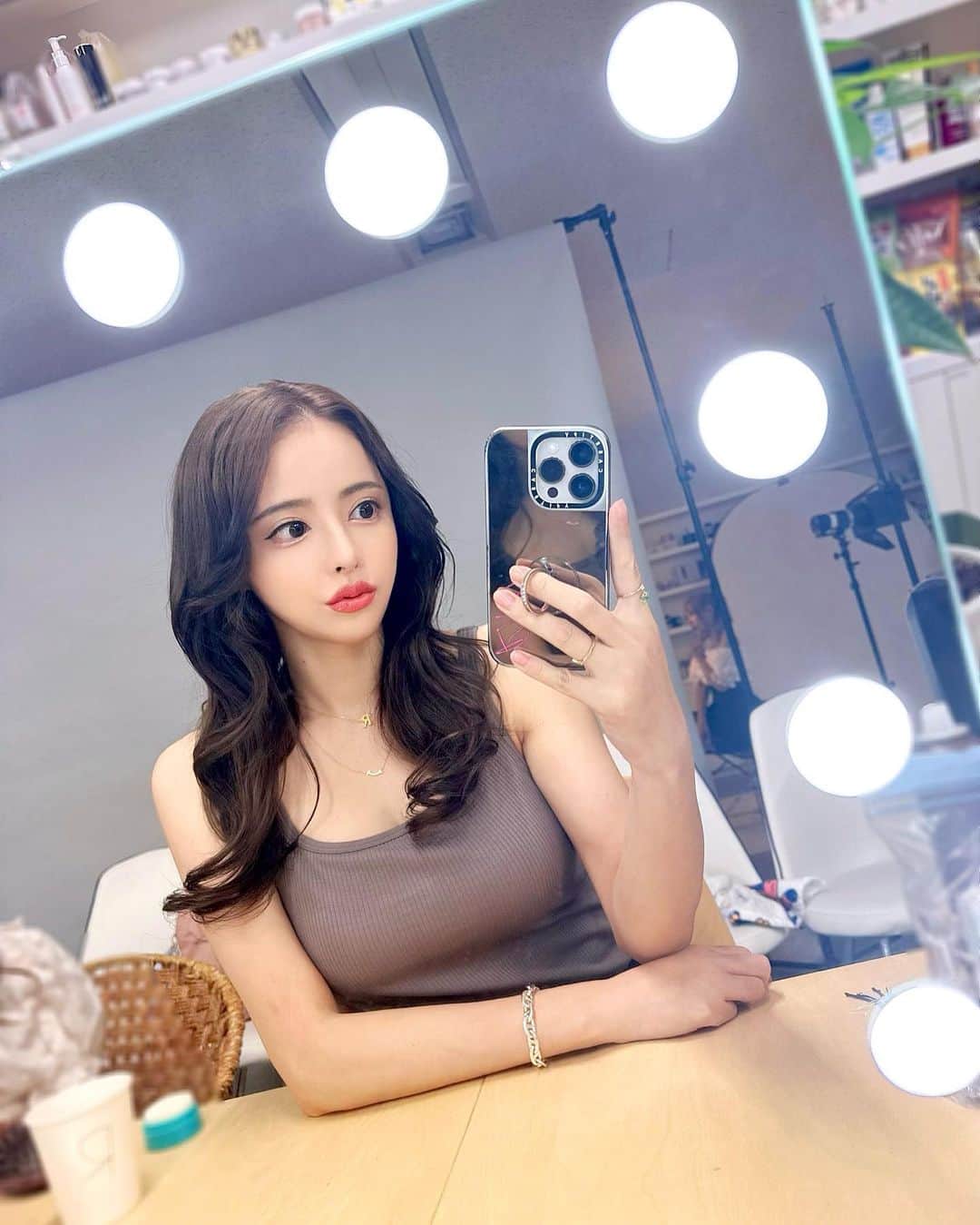 ririのインスタグラム：「✂️イメチェン✂️  大人っぽく仕上げてもらいました🌟☺️🌟  地毛伸びたでしょ(๑╹ω╹๑ )✌️ エクなしです🐸💓💓💓  美容室▶︎ @fi_ne_harajuku  担当　▶︎ @0606ryomaan   いつもありがとうございます😊  #hairstyle」