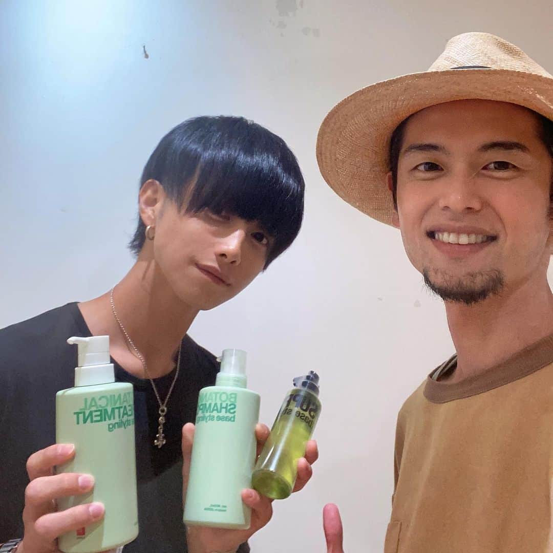 若槇太志郎さんのインスタグラム写真 - (若槇太志郎Instagram)「. LIPPS二子玉川店の 井上さん @lipps_inoueyoshihiro にかっこよくしてもらいました☺️✂︎ スタイリストのりょうやくん @lipps_katoryoya も 手伝ってくれた😌🙆  流石の2人。 本当満足でしかない。 メンズたちヘアスタイル調べてて僕のこと見たことある？ ほぼほぼ井上さんがやってくれてます🤚🤚  シャンプー、トリートメント、ヘアオイル、ヘッドサプリー 全部LIPPSで揃えてます🥰 ガチでオススメ。 もう何年も愛用してる🙆🙆 ヘアオイルは限定の夏みかんの香りのものをチョイスしました🍊  ※4枚目はカット前  #lipps二子玉川 #lippsmens  #lipps #縮毛矯正メンズ #マッシュ」8月7日 0時38分 - taishiro.wakamaki.official