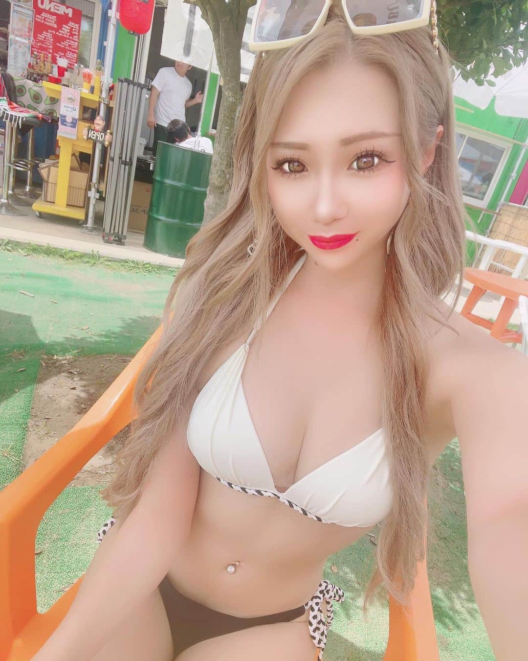 RIIAのインスタグラム：「この水着可愛いのにピンクのタオルの洗ったら白の部分にピンク色映っちゃった🥹💦 一回ポッキリの水着でした😭」