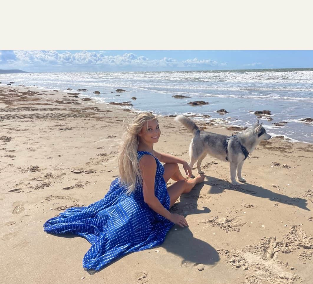 Kristina Kots Gotlibさんのインスタグラム写真 - (Kristina Kots GotlibInstagram)「Enfin le soleil !!! #deauville #mer #husky #huskylife #dog #summer2023 #été2023」8月7日 0時52分 - kristinakotsgotlib