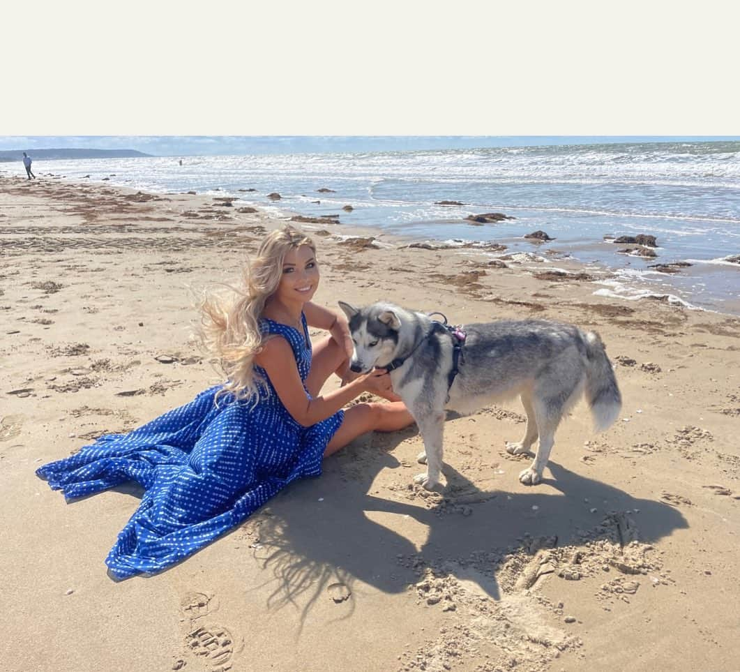 Kristina Kots Gotlibさんのインスタグラム写真 - (Kristina Kots GotlibInstagram)「Enfin le soleil !!! #deauville #mer #husky #huskylife #dog #summer2023 #été2023」8月7日 0時52分 - kristinakotsgotlib