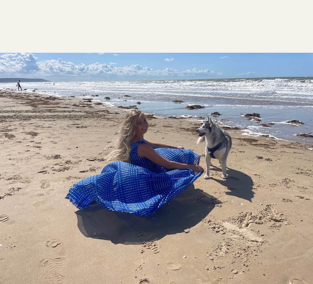 Kristina Kots Gotlibのインスタグラム：「Enfin le soleil !!! #deauville #mer #husky #huskylife #dog #summer2023 #été2023」