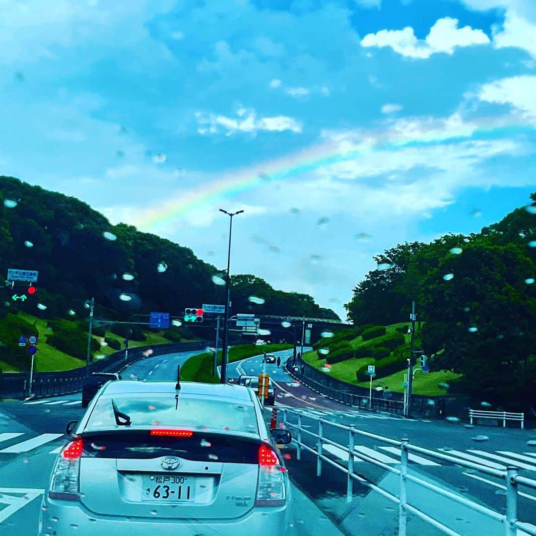 丸山敬太のインスタグラム：「今日の夕方 目の前に大きな虹  きっと良いことがある予感」