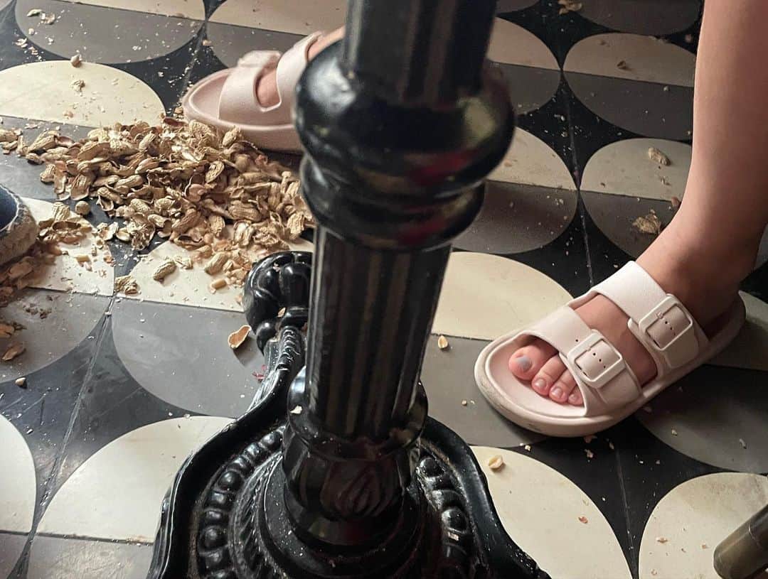 吉原珠央さんのインスタグラム写真 - (吉原珠央Instagram)「@raffleshotelsingapore  1887年開業という歴史を、清々しい気分で感じられるラッフルズのロングバーで、ひと休み♫  名物となっている床一面のピーナッツの殻を見て、驚き、「えー、このまま捨てていいの？」という子供たち。  最初は殻を床に捨てることの違和感があり辿々しかったのですが、次第に楽しくなってきた子供たち。  私はピーナッツを食べる係みたいになっていきました。  少しディープな、ブギスストリートへも散策しました。わちゃわちゃしていて活気がすごいのなんのって！  夜はシンガポール在住の友達ファミリーと、遅くまで幸せな時間を過ごせました😊  本日もたくさん歩きました！  #シンガポール #ラッフルズホテル  #ロングバー #散策 #longbar」8月7日 0時48分 - tamaoyoshihara