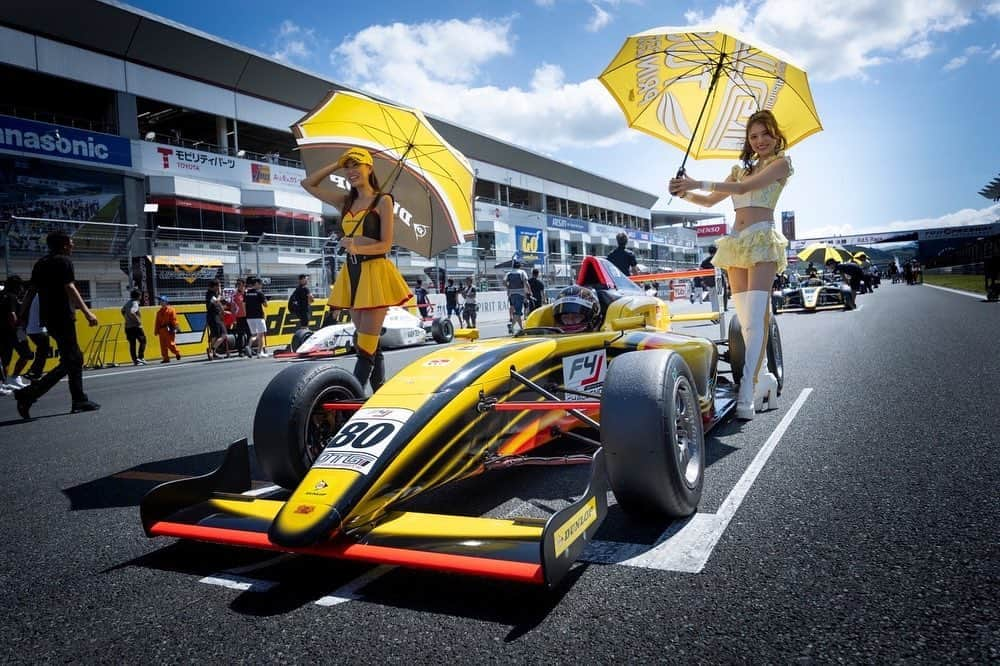 涼野はるかのインスタグラム：「･ ･ SUPERGT併催で行われたFIA-F4では、OTGモータースポーツ80号車 野澤勇翔選手が第5.6戦ともに17番手スタートからの16位フィニッシュとなりました！ 回を重ねる毎に少しずつ順位が上がっています、、！ 次戦も引き続き、これからまだまだ活躍が期待される野澤選手の応援をよろしくお願いします📣💛 ･ ･ ･ そしてPCCJでは60号車小河諒選手が第7.8戦ともに優勝を獲得されました🥇✨ 鈴鹿ラウンドに引き続き連勝中です！ チームの皆様、小河選手本当におめでとうございました！！🏆 ･ ･ ･ ･ ･ ･ ･ ･ ･ #fiaf4 #otg #motorsports #pccj #rq #gridgirl #モータースポーツ #レースクイーン #大阪トヨペット」