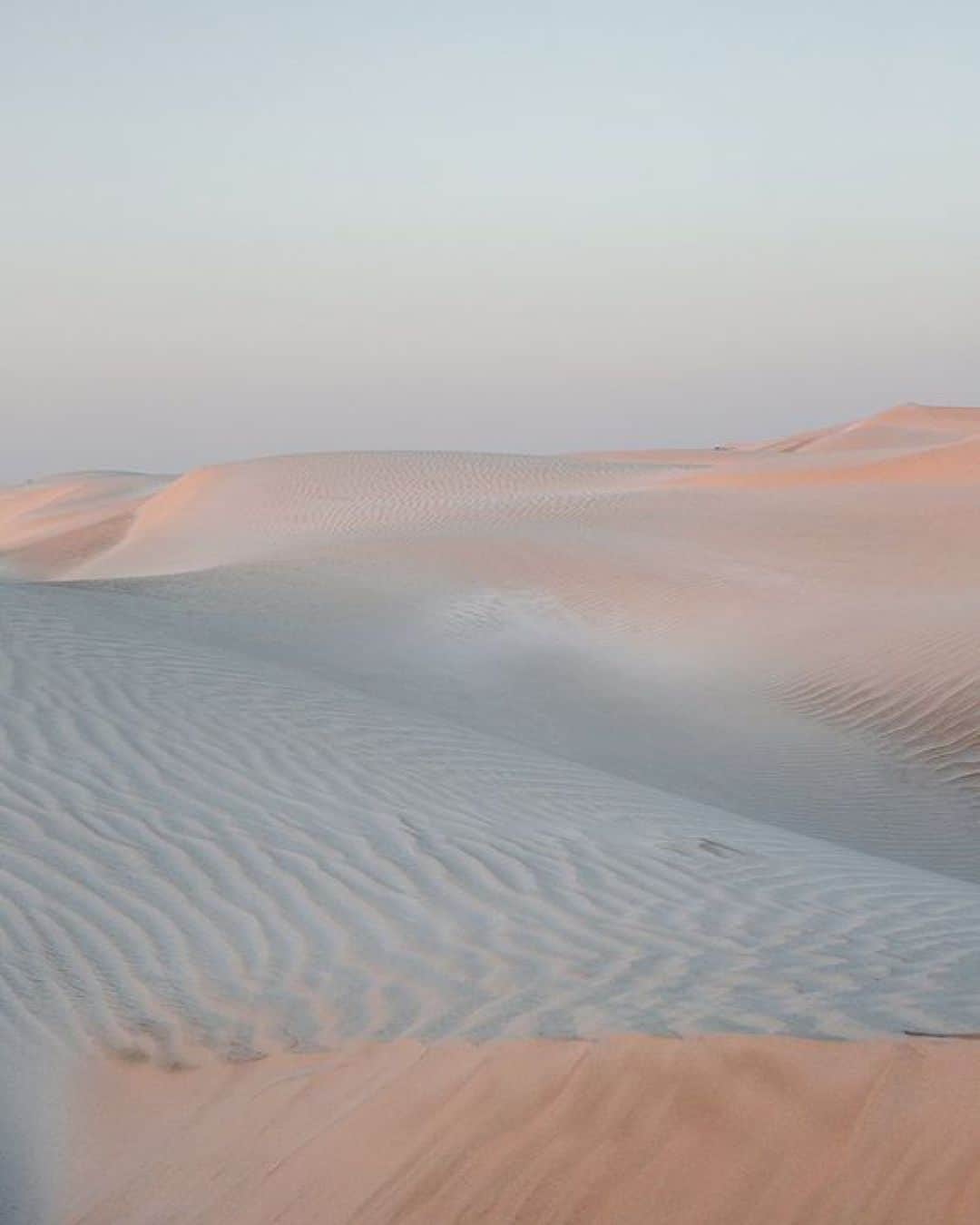 バルバラ ビュイのインスタグラム：「Oman, shot by Chiara Zonca⁠ ⁠ ⁠ #inspiration #summerescape #summermood #omandesert #oman #desert #chiarazonca #photoinspo」