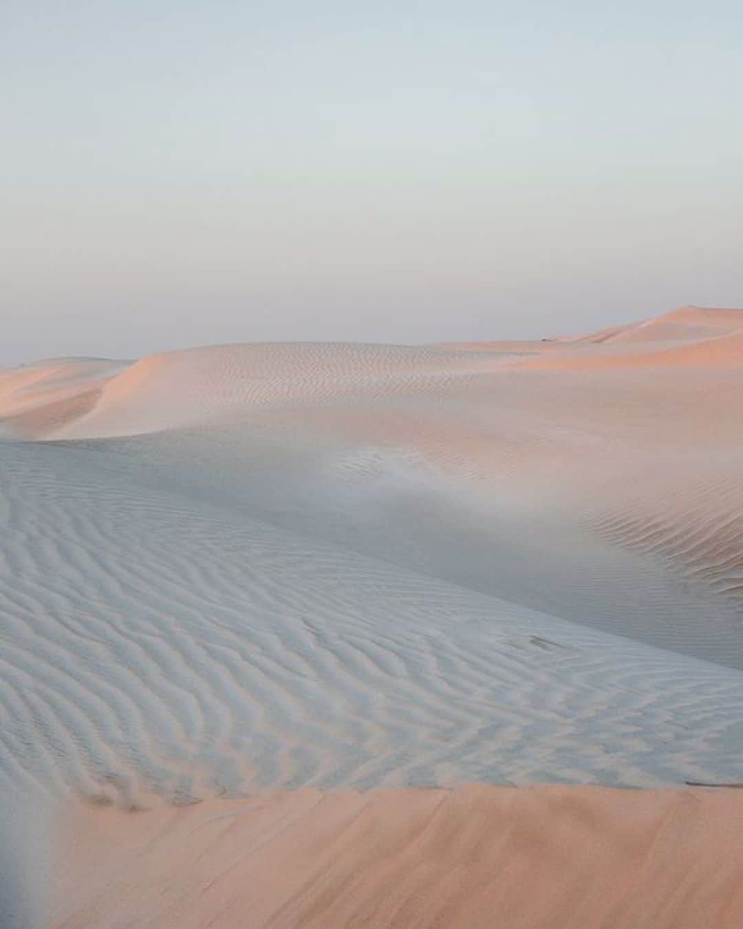 のインスタグラム：「Oman, shot by Chiara Zonca⁠ ⁠ ⁠ #inspiration #summerescape #summermood #omandesert #oman #desert #chiarazonca #photoinspo」