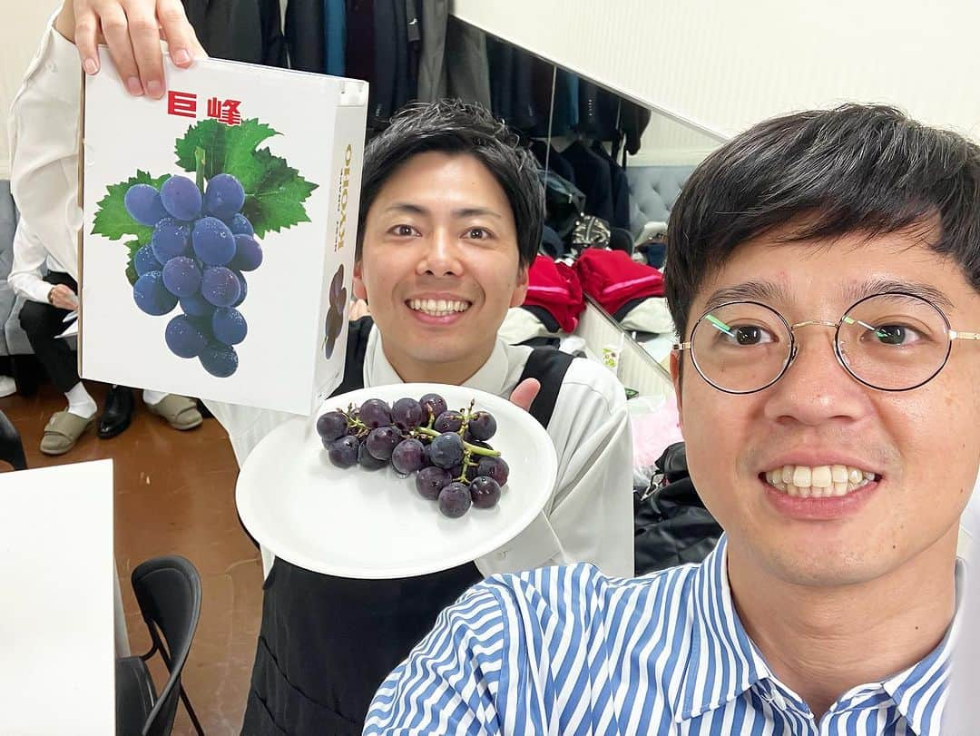 西村真二さんのインスタグラム写真 - (西村真二Instagram)「🍇 埼玉の宮代町の町長さんにぶどうを頂き芸人で美味しく頂きました！！ 齋藤ぶどう園さんの巨峰最高に甘くて美味しいです✨ 桑さんとみなさんでパシャリ📷 #埼玉県 #宮代町 #齋藤ぶどう園  #巨峰 #トット #ジェラードン #デニス #金魚番長」8月6日 15時52分 - shinji_nishimura0630