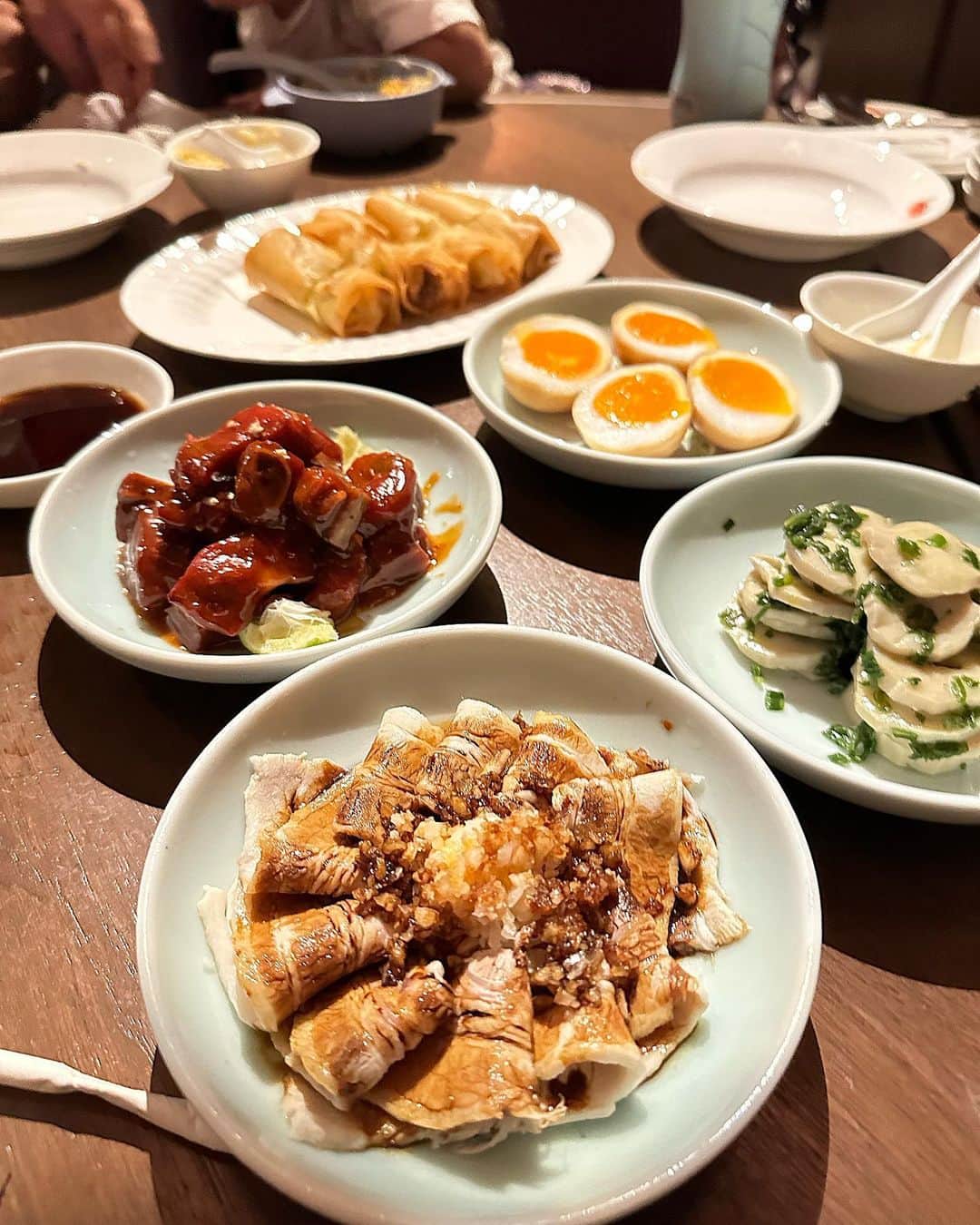 yuiのインスタグラム：「. いつもは食べる物ぜーんぶ大体決めて行くのに ノープラン過ぎた🥶😂 . 初めてのK11Museaに💛💛 . @satoko210hk に考えてくれて有難う🇭🇰 . 次回は、あそこにも、あそこにも食べに行きたい🐷🐷❤️ . #ゆい旅#yuiinhongkong🇭🇰 #yuitrip✈️ #香港」