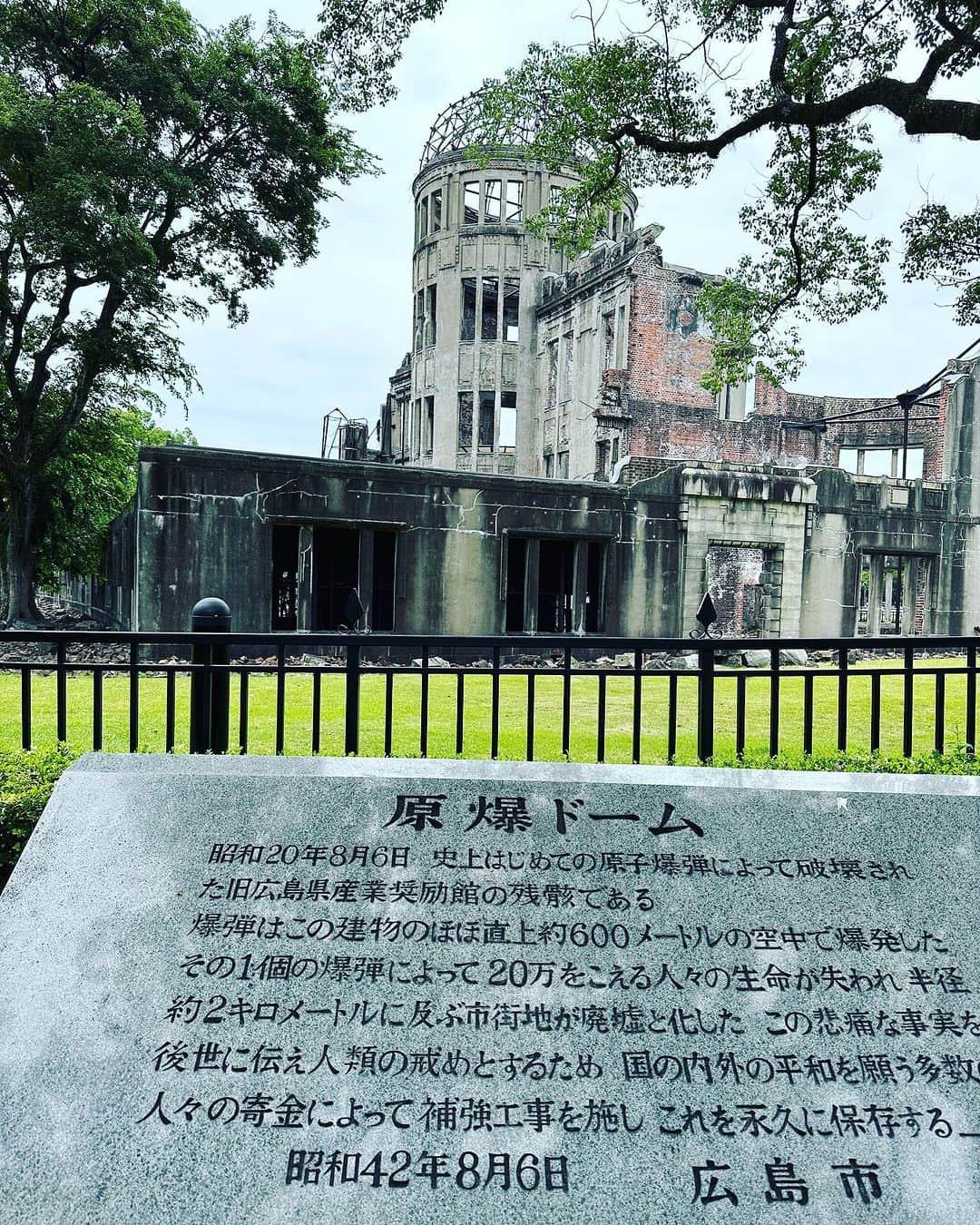 りありこさんのインスタグラム写真 - (りありこInstagram)「78年前の今日8月6日広島の原爆により多くの命が奪われました。  家族で原爆資料館を今年も訪問しましたが哀しみが言葉になりませんでした。  2度と同じ悲劇が起こらないことを心から祈ってます。  #nomorehiroshimanagasaki」8月6日 15時54分 - leahrikophoto