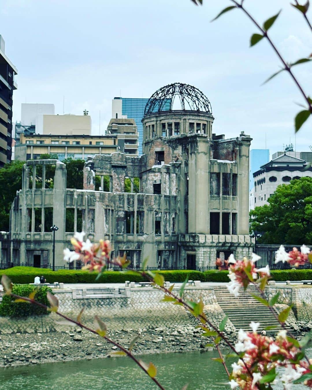 りありこのインスタグラム：「78年前の今日8月6日広島の原爆により多くの命が奪われました。  家族で原爆資料館を今年も訪問しましたが哀しみが言葉になりませんでした。  2度と同じ悲劇が起こらないことを心から祈ってます。  #nomorehiroshimanagasaki」