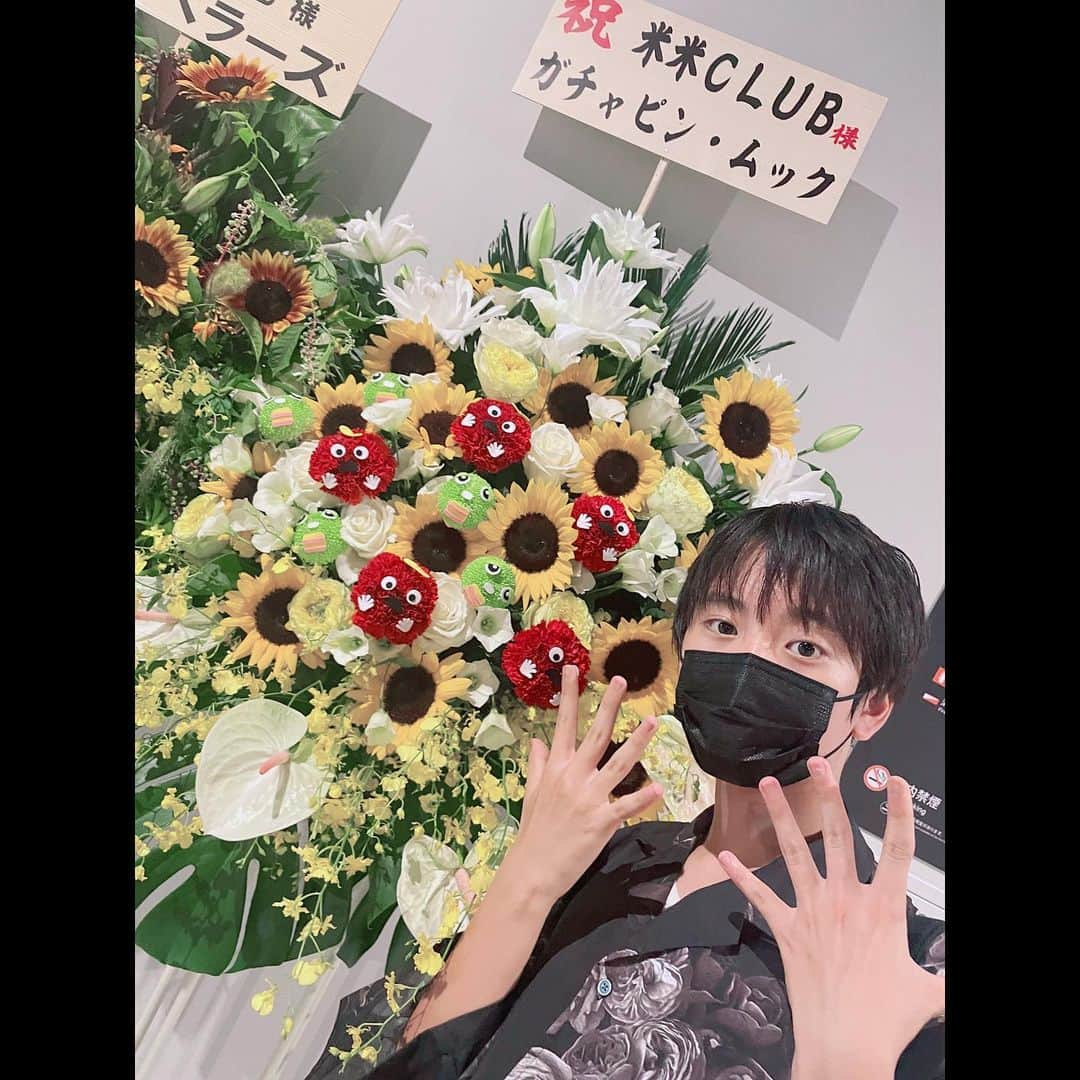 髙橋來さんのインスタグラム写真 - (髙橋來Instagram)「✳︎ 昨日は 米米CLUB【WILD SOUL CARNIVAL】 行ってきました！  そこはサバンナ。 自由すぎるライオン🦁 シマウマ🦓 チーター🐆 トラ🐅 ヌー🐃もワニ🐊も 駆け回っていました笑  アリーナ席の盛り上がり。 踊りに合わせてペンライトが一斉に動いていて、 あれは米米のLIVEでしか伝わらない楽しさです！ (米米ではお客様はギャラの出ないメンバーって言われてる笑)  🦁『初めての人！』 はーーい✋🏻✋🏻 🦁『いつもきてる人！』 はーーーーーーい✋🏻✋🏻✋🏻✋🏻✋🏻 周りにいた初めての人達もすごく楽しそうでした！ ・ LIVE終わってから金ちゃんと。 疲れているのに。嬉しかったです。 ありがとうございました♪ 今日は千秋楽！頑張って下さい！！ ・ 9月24日(日) 21:00〜 WOWOWで放送・配信するそうです！ 米米のLIVE観たことない人は 見て欲しいなぁーーーー🫎  ガチャピンとムックの花🌻可愛いかったです！ ・ ・ ✳︎ #米米club  #wildsoulcarnival  #金子隆博 さん #ガチャピン #ムック  #髙橋來」8月6日 15時54分 - rye.takahashi