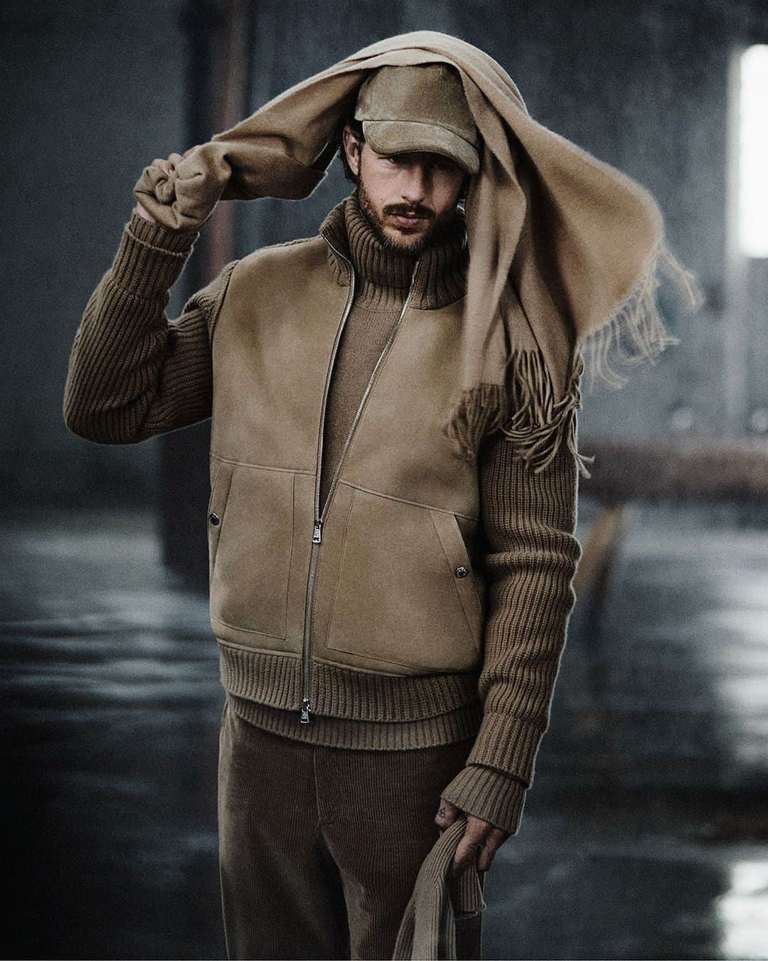 モンクレールのインスタグラム：「The elevated flight jacket touches down in softest shearling and ribbed wool-cashmere.  Discover the new season at moncler.com.  #MonclerCollection」