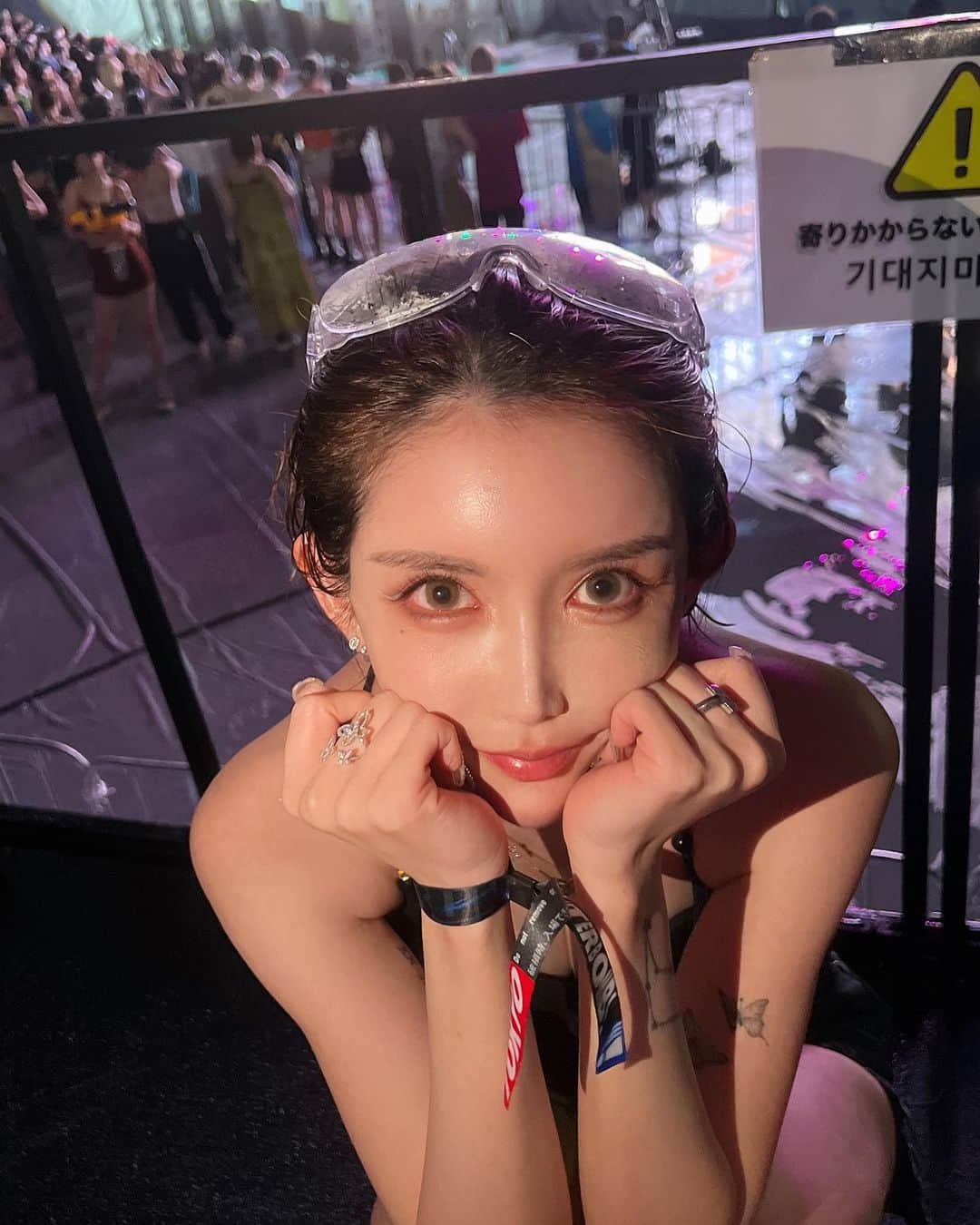 MASAMIのインスタグラム：「ウォーターボム初っ端から酔っ払いすぎてベロベロの写真しかないwVUITTONの水着ちゃんと映えっぽく撮れなかったのショックw @_achimonbaby_  が終わり際に撮ってくれたやつ❤️‍🔥 記憶ない目がギンギラまあちゃんです👀 VVIPのめちゃいい席、お姉ちゃんが取ってくれたのにお姉ちゃん不在でうけた🥹✨テミンいけめんでした🤮❤️めちゃ楽しかった〜🔫❤️‍🔥」