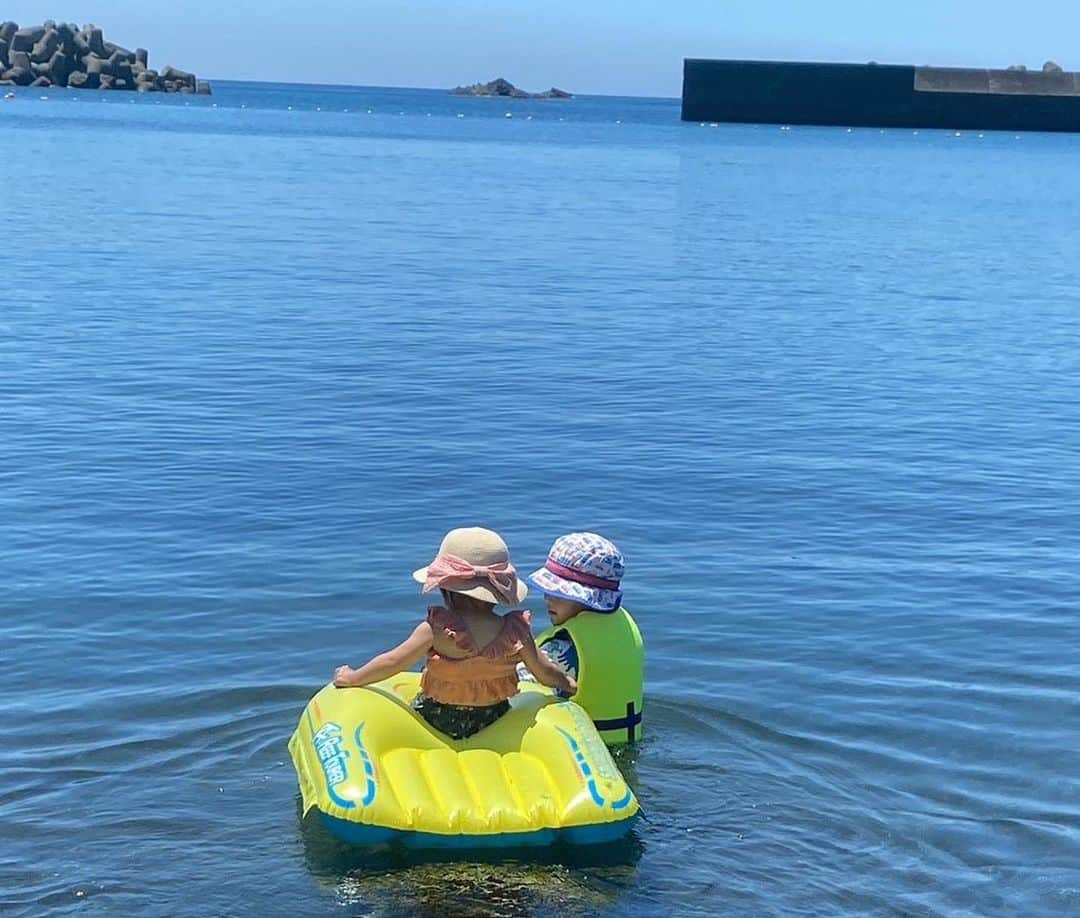 葵ゆりかさんのインスタグラム写真 - (葵ゆりかInstagram)「下田の秘境みたいな超穴場ビーチ🏖 奥に洞窟があります。  空いてるし、透明度も抜群で、海底に落とした帽子まで綺麗に見えたよ😳  波もほぼないし、お魚もたくさんいるので、シュノーケルに最適です🤿✨  #beach #海　#シュノーケル　#summer #夏　#海水浴場　#下田　#伊豆　#伊豆下田　#静岡　#子連れ旅行 #子連れお出かけ #子連れビーチ　#ビキニ　#bikini #男の子ママ　#女の子ママ　#ママ　#2kidsmama #入間海岸」8月6日 16時11分 - yuriyuricchi