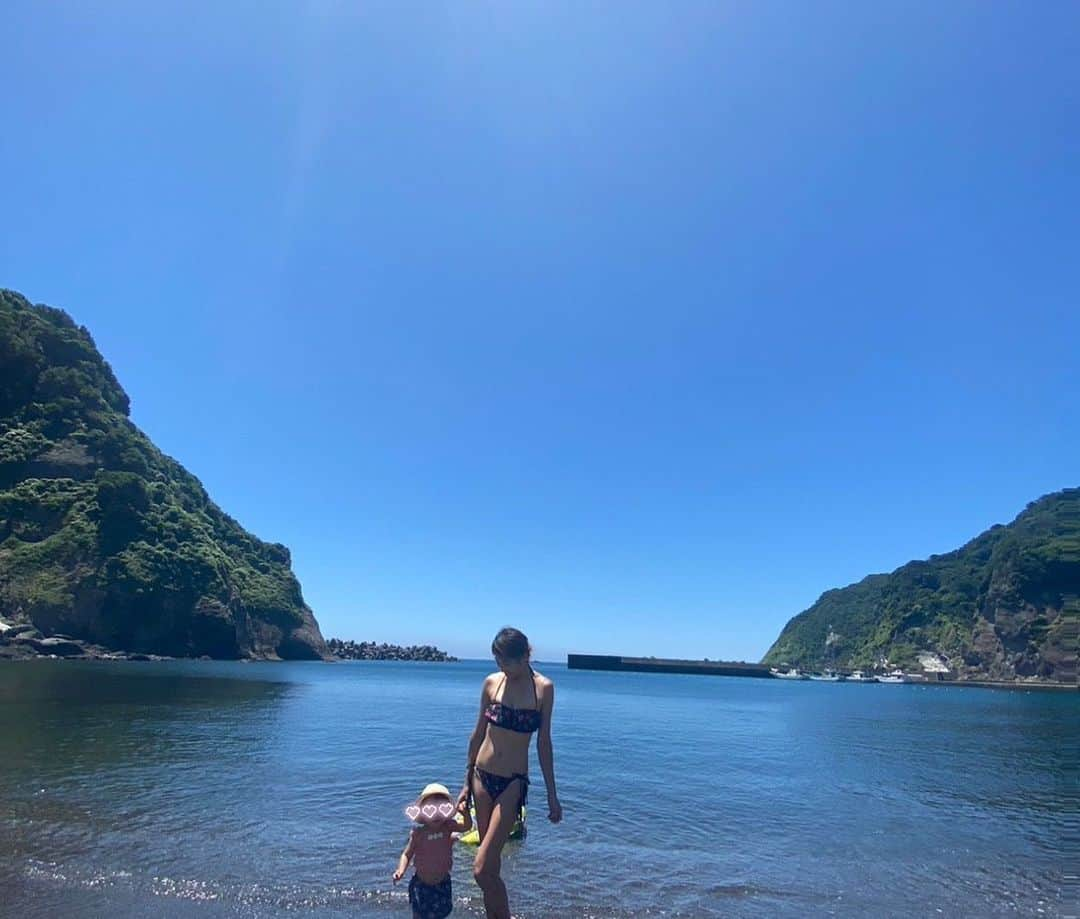 葵ゆりかさんのインスタグラム写真 - (葵ゆりかInstagram)「下田の秘境みたいな超穴場ビーチ🏖 奥に洞窟があります。  空いてるし、透明度も抜群で、海底に落とした帽子まで綺麗に見えたよ😳  波もほぼないし、お魚もたくさんいるので、シュノーケルに最適です🤿✨  #beach #海　#シュノーケル　#summer #夏　#海水浴場　#下田　#伊豆　#伊豆下田　#静岡　#子連れ旅行 #子連れお出かけ #子連れビーチ　#ビキニ　#bikini #男の子ママ　#女の子ママ　#ママ　#2kidsmama #入間海岸」8月6日 16時11分 - yuriyuricchi