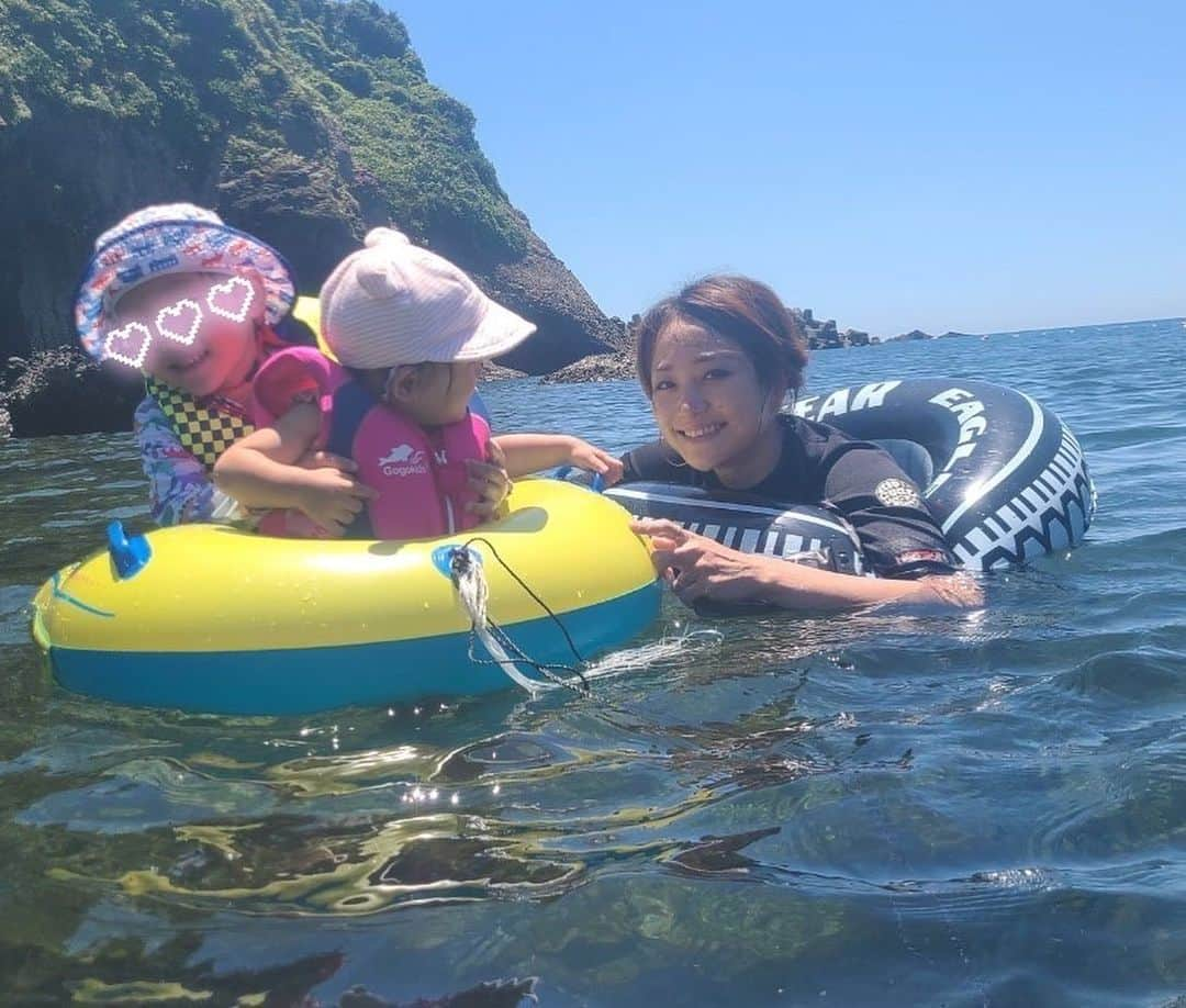 葵ゆりかさんのインスタグラム写真 - (葵ゆりかInstagram)「下田の秘境みたいな超穴場ビーチ🏖 奥に洞窟があります。  空いてるし、透明度も抜群で、海底に落とした帽子まで綺麗に見えたよ😳  波もほぼないし、お魚もたくさんいるので、シュノーケルに最適です🤿✨  #beach #海　#シュノーケル　#summer #夏　#海水浴場　#下田　#伊豆　#伊豆下田　#静岡　#子連れ旅行 #子連れお出かけ #子連れビーチ　#ビキニ　#bikini #男の子ママ　#女の子ママ　#ママ　#2kidsmama #入間海岸」8月6日 16時11分 - yuriyuricchi