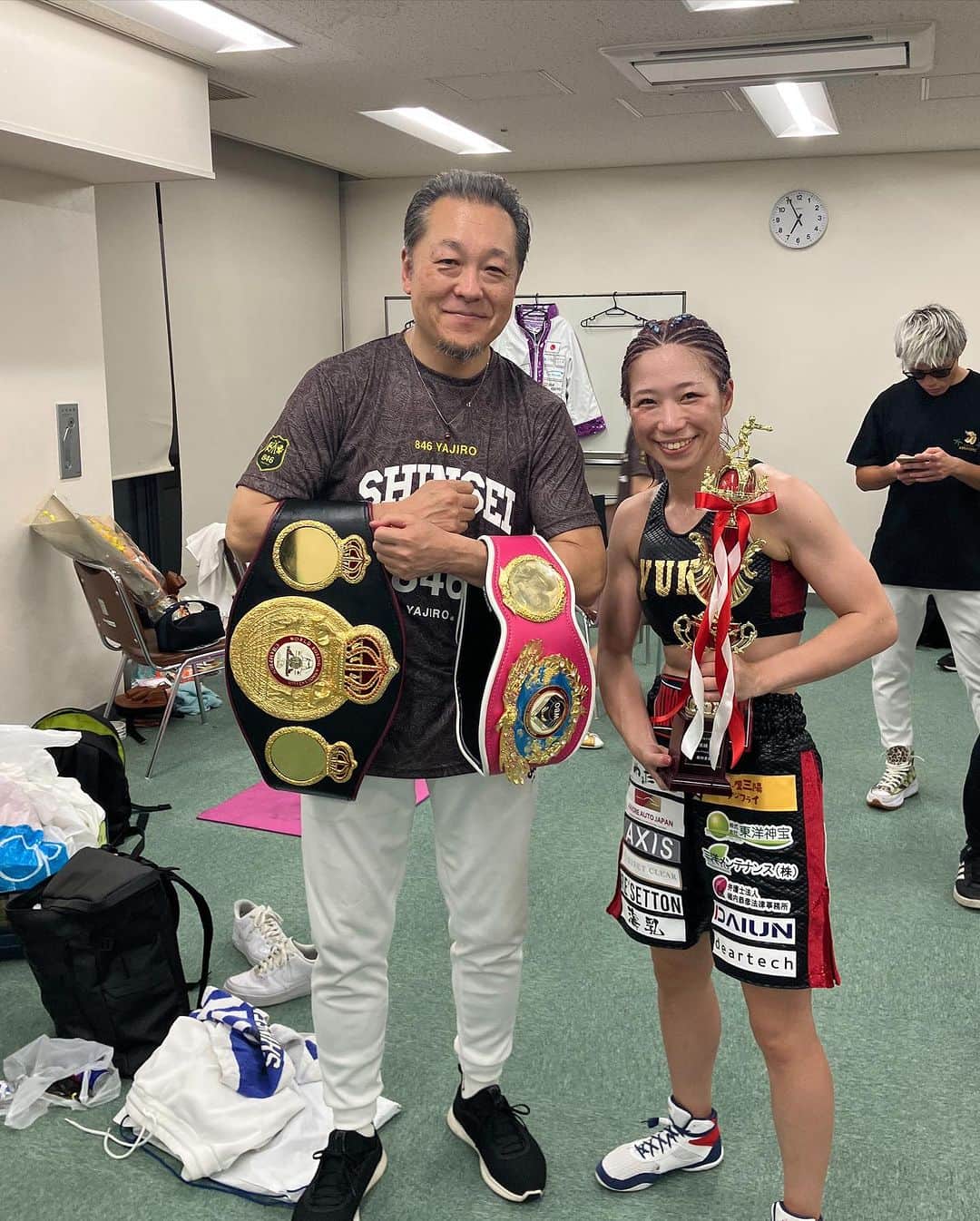 のインスタグラム：「応援本当にありがとうございました🙇‍♀️ 皆さんの応援とサポートのお陰で無事統一チャンピオンになることができました😭  統一チャンピオンはずっと私が目標として掲げてきた夢！  一度は諦めかけた夢で、周りのサポートがなければ掴めなかった夢です😭  い、本当に諦めなくて良かった。  ボクシングを辞めなくて良かったと心から思わせてくれた両親、会長、さなさん、真正ジムの皆さん、応援してくださっている皆さん本当に本当にありがとうございました🙇‍♀️  #夢 #私は諦めない #諦めの悪いやつ #統一チャンピオン #真正ジム」