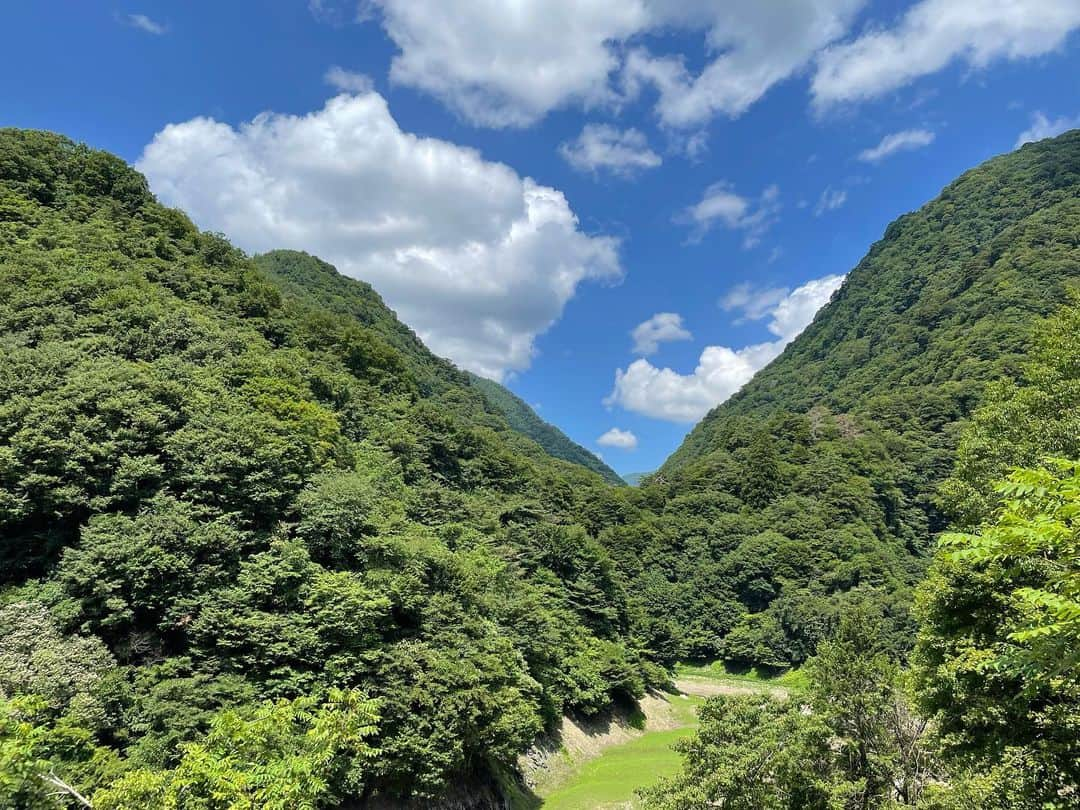 林輝彦のインスタグラム：「林輝彦です。 静岡に帰ります。 山梨には昇仙峡という美しい渓谷があります。 前の職場に就職して初めて研修で 訪れた場所で思い出の場所です。 川の水を触って戻る時に川に落ちました。 汚れた白パンと共に帰ります。 #山梨#昇仙峡 #ありがとう#白パン」