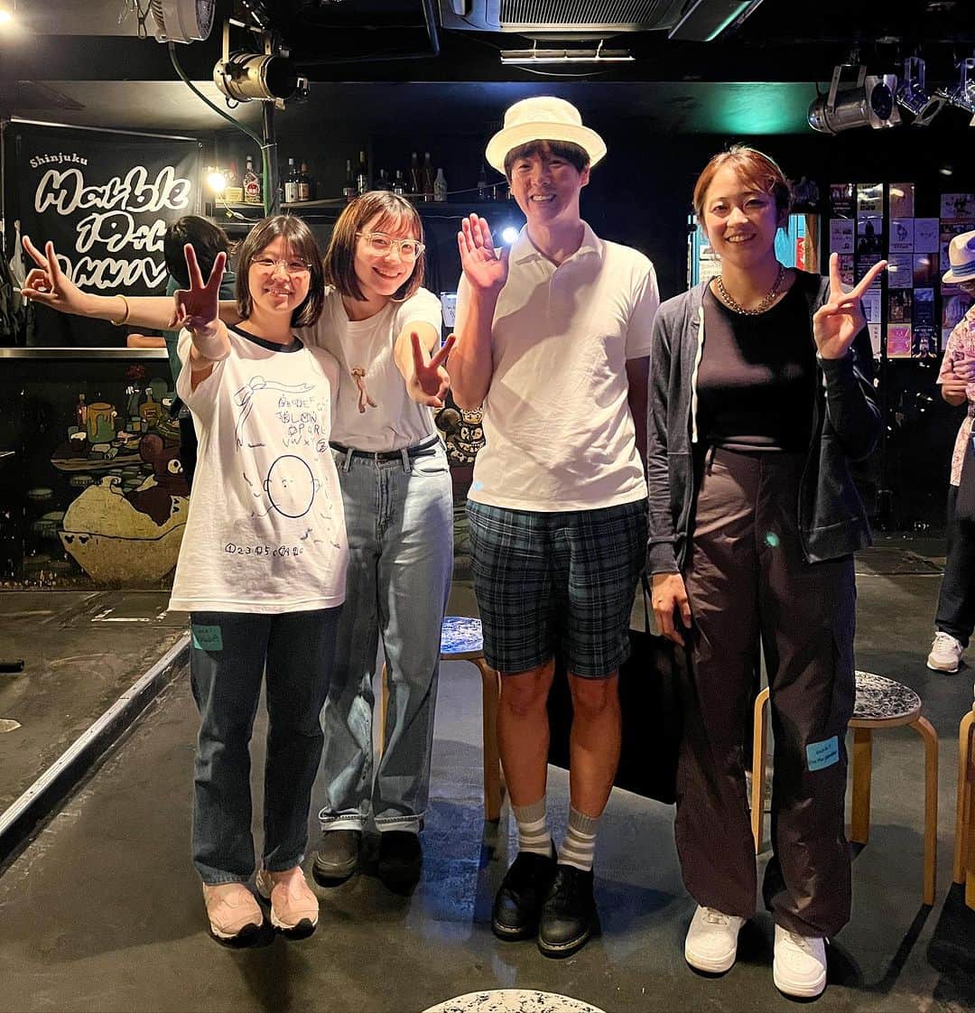 のインスタグラム：「昨日のランチタイムは新宿marble(初めて行った)に、kiss the gamblerさん、みらんさん、むらかみなぎささんのライブを観に行きました！みらんさんのキャッチーな楽曲と歌いっぷりの良さに痺れ、なぎささんの繊細なギターとファルセットの美しさに驚き、キスギャンさんの名曲の数々に感動し『台風のあとで』以降は涙が止まりませんでした！！新曲も最高！！3人でのアンコールも素晴らしかったです✨❄️ 新宿は溶けてしまいそうな暑さでしたが、行って本当に良かった最高なライブでした✨✨ かなふぁんさん、マグネットありがとうございました！BONUS TRACK集、最高でした！！9月のニューアルバム、すごく楽しみにしています🌈  #kissthegambler #みらん #むらかみなぎさ #カジヒデキ」
