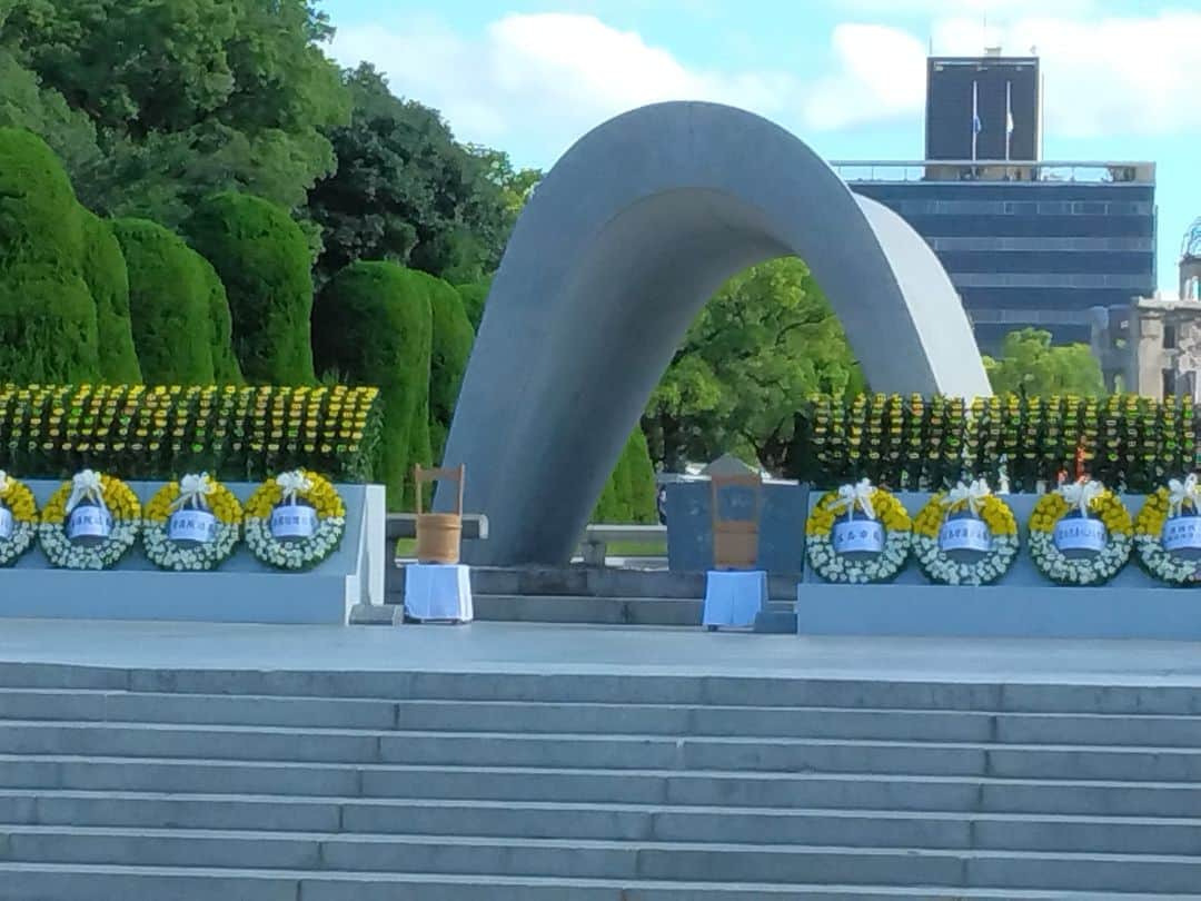 海江田万里さんのインスタグラム写真 - (海江田万里Instagram)「原爆投下から７８年の平和記念日です。 「広島市原爆死没者慰霊式並びに平和祈念式」に参列し、献花をした後、原爆が投下された８時１５分に平和の鐘が鳴り響くなか、黙とうを捧げました。 こども代表による「平和の誓い」を聞くと、毎年平和への思いが強くなります。」8月6日 16時21分 - kaiedabanri