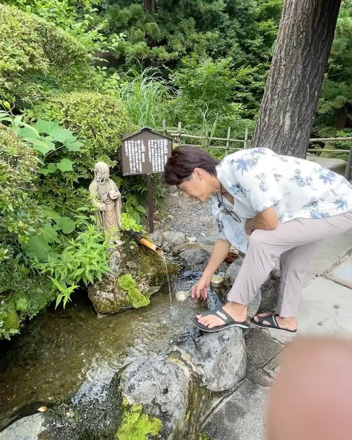 小笠原健のインスタグラム：「早乙女じょうじといく 美味しい福島の旅　 １泊２日バスツアー  楽しかった〜😍 福島の美味しいものをたくさん食べた  福島牛は美味しいし 桃狩りもBBQもバイキングも 全部最高だったし 大宴会では楽しいお酒からの まさかのサプライズ誕生日してくれて 半月過ぎてたので 全く油断してたけど あんなに心からおめでとうと 福島に言ってもらえて お誕生日の歌を じょう君が歌ってくれて  危なく泣きそうになるほど 嬉しかったです♡ 本当にみんなサプライズ ありがとうございました😭  動画は 中野不動尊で 身代わり地蔵さん  自分の悪いところを洗うと 治ると言われていたので  靭帯切れた右膝と 寝違えて痛い右首後ろと 中耳炎で聞こえにくい右耳と ずっと昔から慢性的な左腰と 頭を洗いました。  治りますように。  ファンの皆様と行く 一生心に残るバスツアーでした 本当に皆さんありがとう 添乗員さんも運転手さんも 親切にして下さった地元の方も 全ての方にありがとうございました  そしてじょうじくん 実家福島に誘ってくれて 本当にありがとう☺️ また来年も福島行きたいですね」