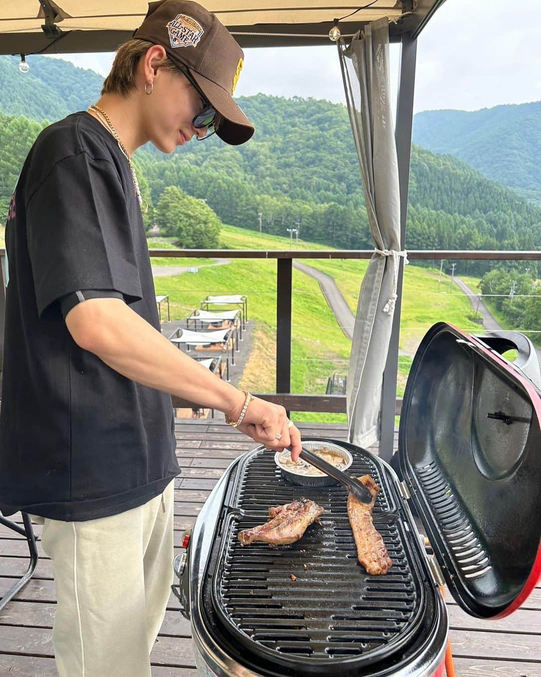 須藤大和のインスタグラム：「長野県に行ってきたお  BBQしたりアスレチックで池の中入ったり暑いのも忘れるくらい最高でした！   2日間たのしかった！ みんなも是非行ってみてー！  #soraterrace #ソラテラス #雲海 #WOW #アクティビティ #つがいけマウンテンリゾート #八方池 #白馬マウンテンビーチ #トレッキング #白馬 #スパイシーシャレー  #pr」