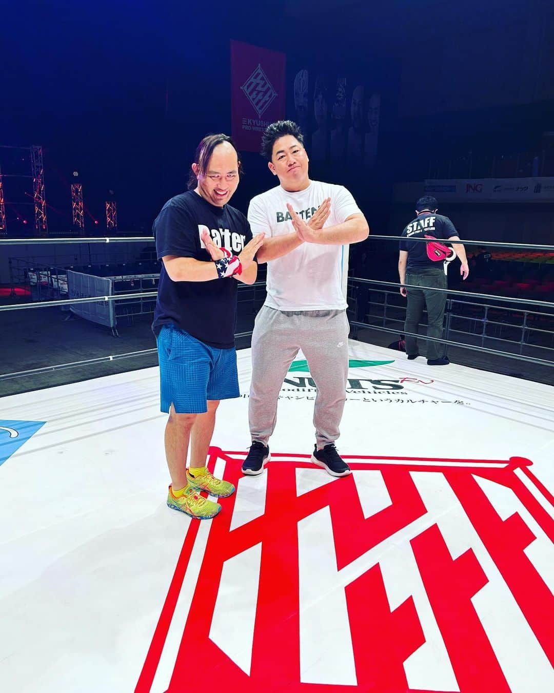 川原豪介さんのインスタグラム写真 - (川原豪介Instagram)「今日の夢スポは僕は九州プロレス設立15周年記念大会が行われてる福岡国際センターから生中継しまーす。高校の先輩のばってんぶらぶら先輩も出まーす。 そして今日深夜1時50分からFBSで本日の大会の模様が放送されまーす👀 是非是非見て下さーい‼️ぬんっ！ #夢スポ #九州プロレス  #ばってんぶらぶら  #筑紫中央高校」8月6日 16時24分 - blueriver_kawa