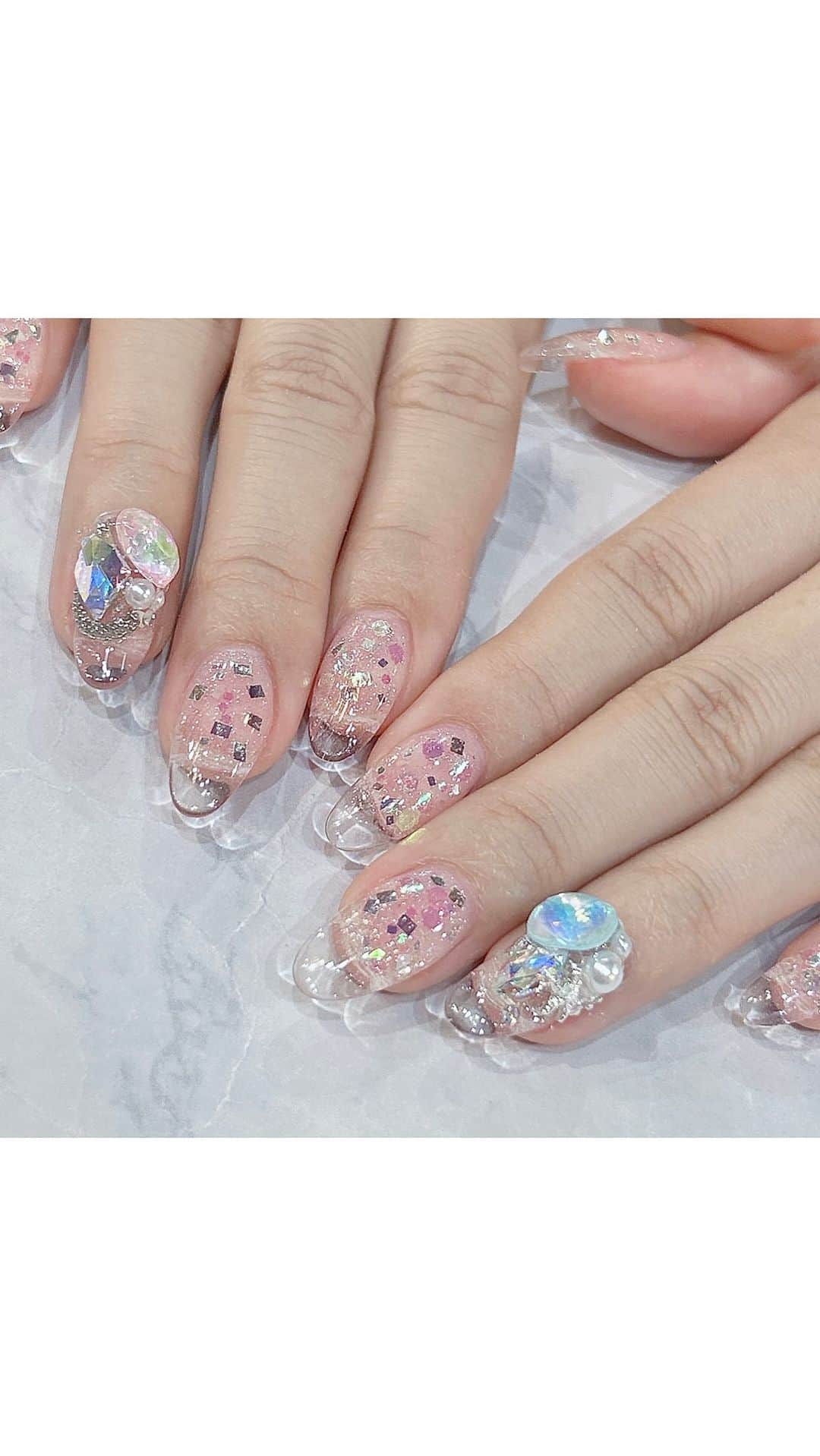 吉川ちえのインスタグラム：「【NEWS💅NAIL💕🌈】 . りなちゃんから紹介して頂いた 新宿東口にあるネイルサロン🧸 ✅( @wiznail_0502 )さんへ✨ . 初めましてのサロンでドキドキ💓したけど 担当のあやさん( @ayaka_shinohara_wiz )が ネイルうますぎるし、爆速で仕上げてくれてびっくりした😍❤️❤️ ネイルデザインも夏☀️🍉全開で かわいすぎた🥺💕✌️ . クリアフレンチにキラキラたくさんのせて、 薬指は夏っぽいパーツのせてもらったよ✨🐳🐠🩷 . かわいくてずっと見てられる😍💓 . #NAIL #nailart #naildesign  #ネイル #ネイルサロン #wiznail #夏ネイル #夏ネイルデザイン  #クリアネイル #クリアフレンチ」