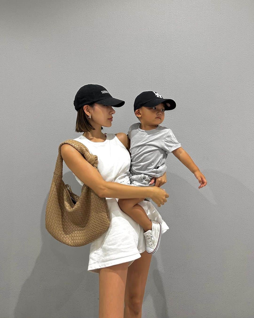 HARUEのインスタグラム：「37℃🫠☀️💦  今日も相変わらず暑いね〜！！  キャップで合わせた親子コーデ🫶🏼  #親子コーデ」