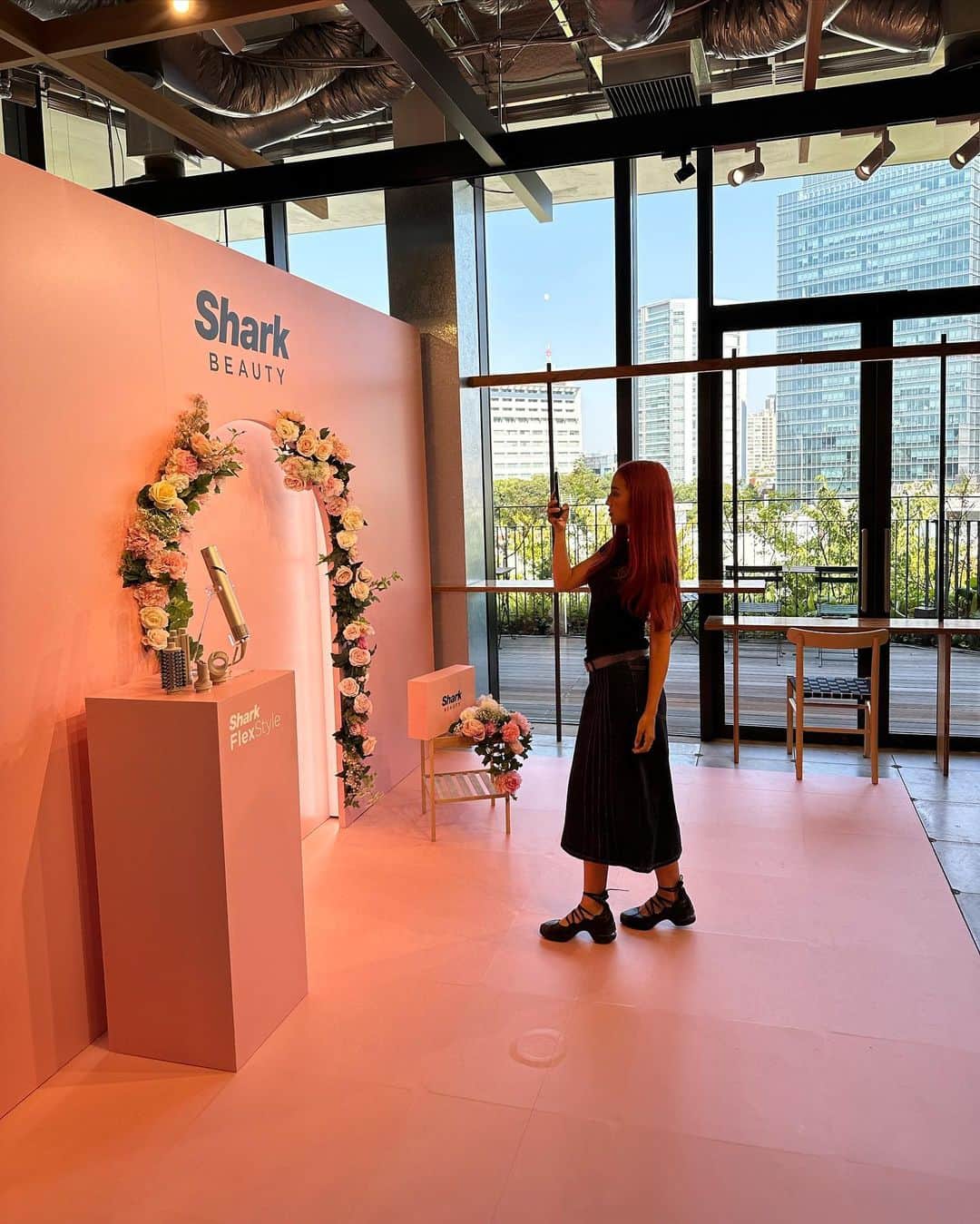 大橋リナさんのインスタグラム写真 - (大橋リナInstagram)「@sharkbeauty🤍🩷🤍 日本初上陸のShark BEAUTYの体験会に 招待してもらいました🐰 新発売になるShark FlexStyleを 使ってスタイリングを体験！ 頭のアホ毛もまとまって 苦手なカールも簡単に ドライヤーからスタイリングまで これ一本で出来て 見た目もスタイリッシュだから好き🫶 ストレートヘアーになりがちだけど ヘアアレンジ簡単に 自分で出来て嬉しい💖  #shark_ad #SharkBeauty　 #シャークビューティー　 #シャークドライヤー　 #Shark　 #なりたいワタシを叶えよう」8月6日 16時39分 - linaohashi