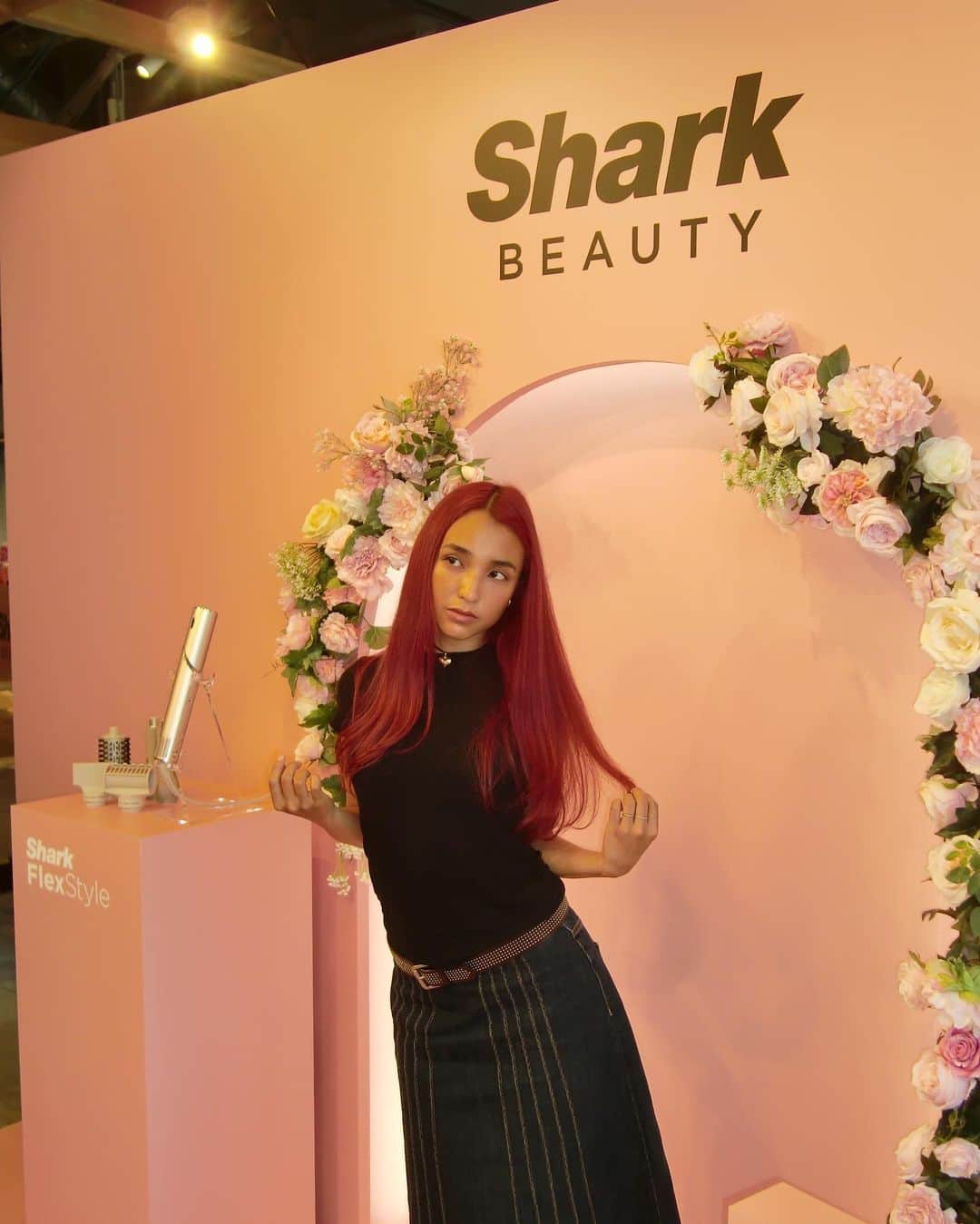 大橋リナさんのインスタグラム写真 - (大橋リナInstagram)「@sharkbeauty🤍🩷🤍 日本初上陸のShark BEAUTYの体験会に 招待してもらいました🐰 新発売になるShark FlexStyleを 使ってスタイリングを体験！ 頭のアホ毛もまとまって 苦手なカールも簡単に ドライヤーからスタイリングまで これ一本で出来て 見た目もスタイリッシュだから好き🫶 ストレートヘアーになりがちだけど ヘアアレンジ簡単に 自分で出来て嬉しい💖  #shark_ad #SharkBeauty　 #シャークビューティー　 #シャークドライヤー　 #Shark　 #なりたいワタシを叶えよう」8月6日 16時39分 - linaohashi