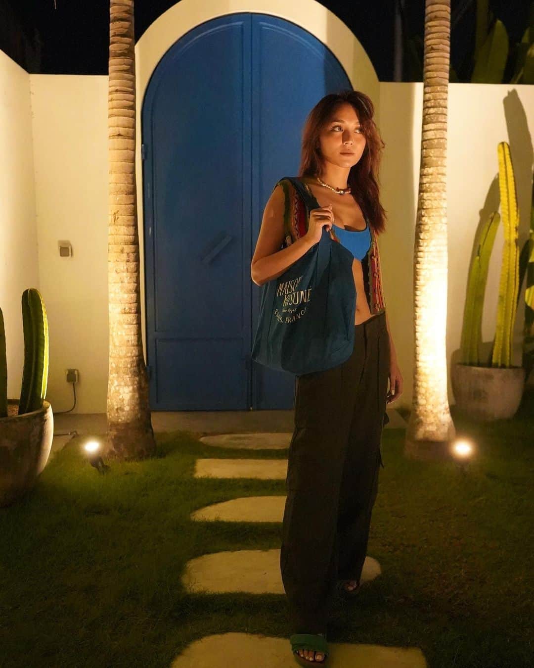 Kathryn Bernardoのインスタグラム：「Someone's getting the hang of taking my ootds!😋   tysm to my sungit photographer (swipe left for the photog reveal!) 😎🖤」