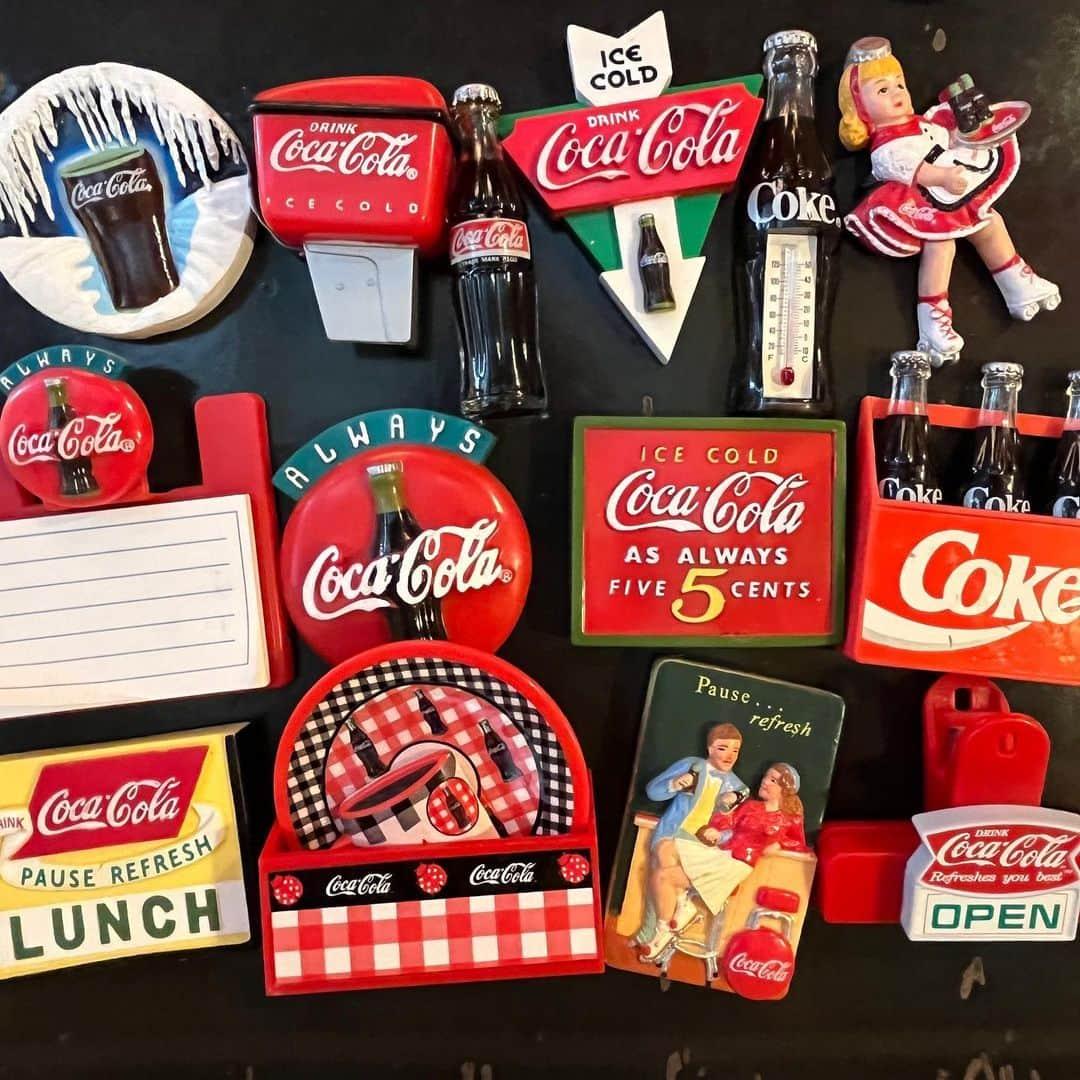 kiarrysのインスタグラム：「Vintage Souvenir Coca-Cola Fridge Magnets ¥880~  おみやげ磁石ベタネタだけど、ついつい買っちゃうんですよね…。」